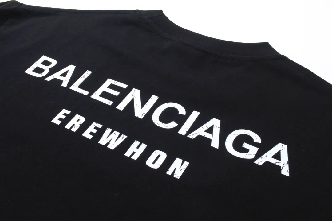 🅿️174 Detailed picture [Top version. Official website quality] BALENCI*GA/Paris. Water bottle letter LOGO short-sleeved T-shirt. The fabric is made of Paris ZP custom-woven and dyed cotton sweatshirt. The weight is 260 grams. The cloth surface is clean. The cloth pattern is clear, soft and comfortable. The threads are dyed with no color difference. The classic pattern printing uses imported machine direct printing. The effect is three-dimensional and restores the brick cabinet. Different market currencies, welcome to compare. The version adopts OS loose shoulder design. Same style for men and women. Code: BL223365 Color: black. White. Size: XS to L