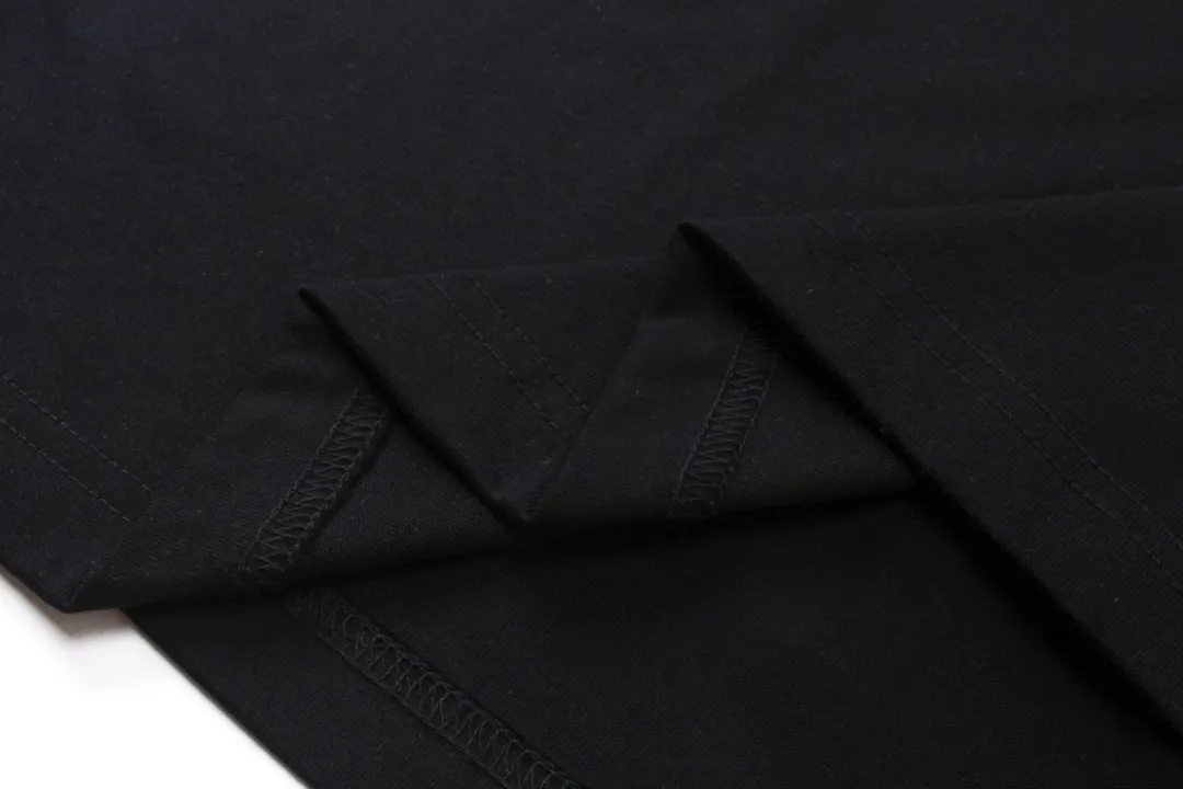 🅿️174 Detailed picture [Top version. Official website quality] BALENCI*GA/Paris. Water bottle letter LOGO short-sleeved T-shirt. The fabric is made of Paris ZP custom-woven and dyed cotton sweatshirt. The weight is 260 grams. The cloth surface is clean. The cloth pattern is clear, soft and comfortable. The threads are dyed with no color difference. The classic pattern printing uses imported machine direct printing. The effect is three-dimensional and restores the brick cabinet. Different market currencies, welcome to compare. The version adopts OS loose shoulder design. Same style for men and women. Code: BL223365 Color: black. White. Size: XS to L