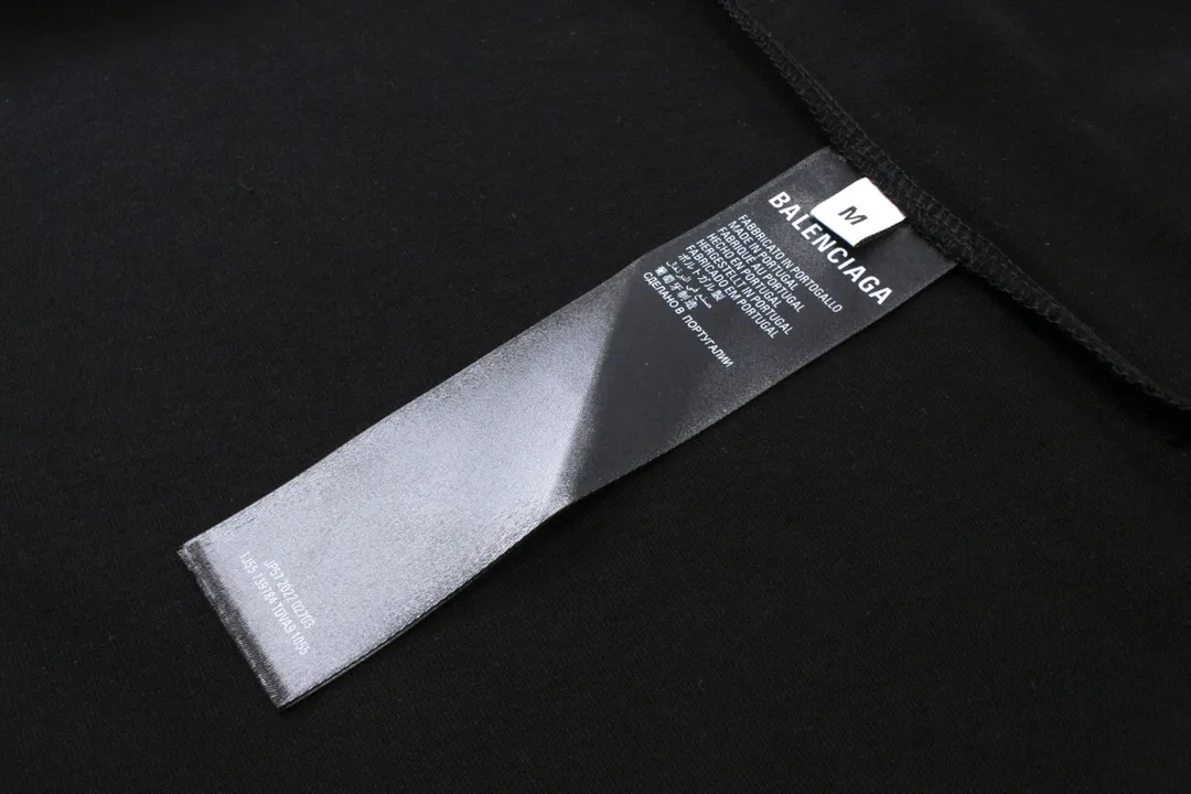 🅿️174 Detailed picture [Top version. Official website quality] BALENCI*GA/Paris. Water bottle letter LOGO short-sleeved T-shirt. The fabric is made of Paris ZP custom-woven and dyed cotton sweatshirt. The weight is 260 grams. The cloth surface is clean. The cloth pattern is clear, soft and comfortable. The threads are dyed with no color difference. The classic pattern printing uses imported machine direct printing. The effect is three-dimensional and restores the brick cabinet. Different market currencies, welcome to compare. The version adopts OS loose shoulder design. Same style for men and women. Code: BL223365 Color: black. White. Size: XS to L