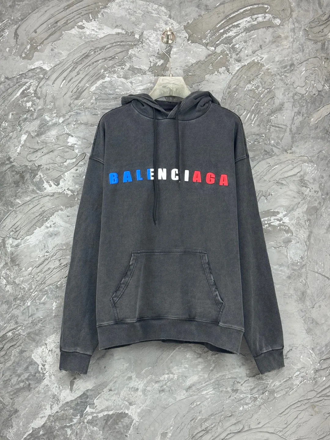 🅿️370 BALENCI*GA Paris colorful foam logo hooded long-sleeved sweatshirt. The front pattern is printed with environmentally friendly foam glue. The ready-made garments are washed and distressed. Customized matching hardware. The letters are clear. The effect is three-dimensional. Exclusively pattern-woven and dyed 460g fabric. Threads are dyed in the same vat with zero color difference. Brick cabinet synchronization. Welcome to compare. Same style for men and women -Color: washed black, flower gray -SIZE: Xs S M L Style number 8973#