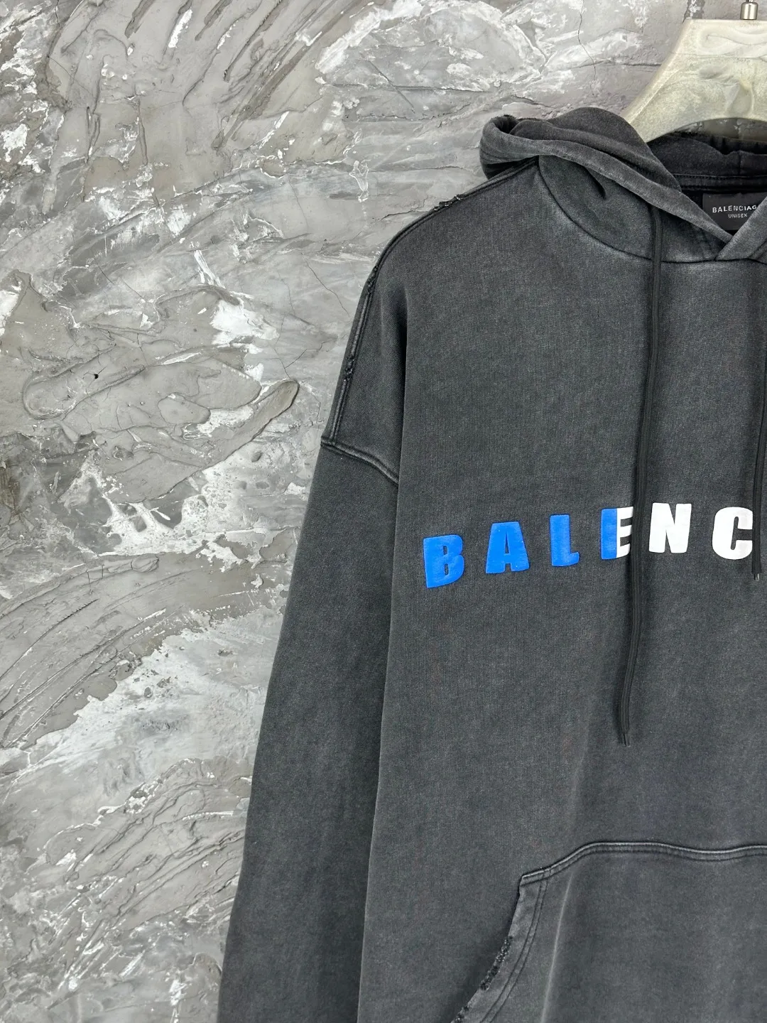 🅿️370 BALENCI*GA Paris colorful foam logo hooded long-sleeved sweatshirt. The front pattern is printed with environmentally friendly foam glue. The ready-made garments are washed and distressed. Customized matching hardware. The letters are clear. The effect is three-dimensional. Exclusively pattern-woven and dyed 460g fabric. Threads are dyed in the same vat with zero color difference. Brick cabinet synchronization. Welcome to compare. Same style for men and women -Color: washed black, flower gray -SIZE: Xs S M L Style number 8973#