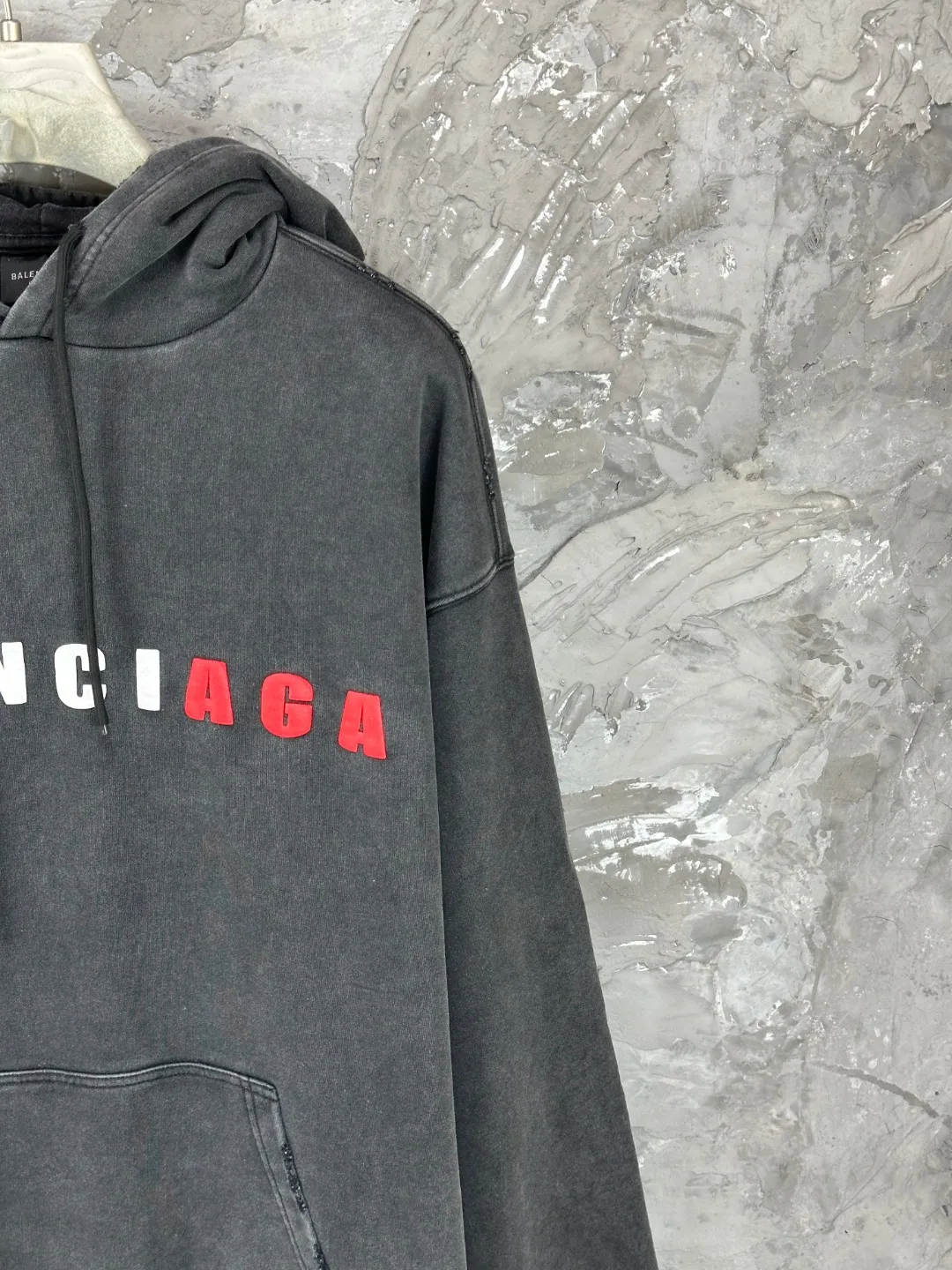 🅿️370 BALENCI*GA Paris colorful foam logo hooded long-sleeved sweatshirt. The front pattern is printed with environmentally friendly foam glue. The ready-made garments are washed and distressed. Customized matching hardware. The letters are clear. The effect is three-dimensional. Exclusively pattern-woven and dyed 460g fabric. Threads are dyed in the same vat with zero color difference. Brick cabinet synchronization. Welcome to compare. Same style for men and women -Color: washed black, flower gray -SIZE: Xs S M L Style number 8973#