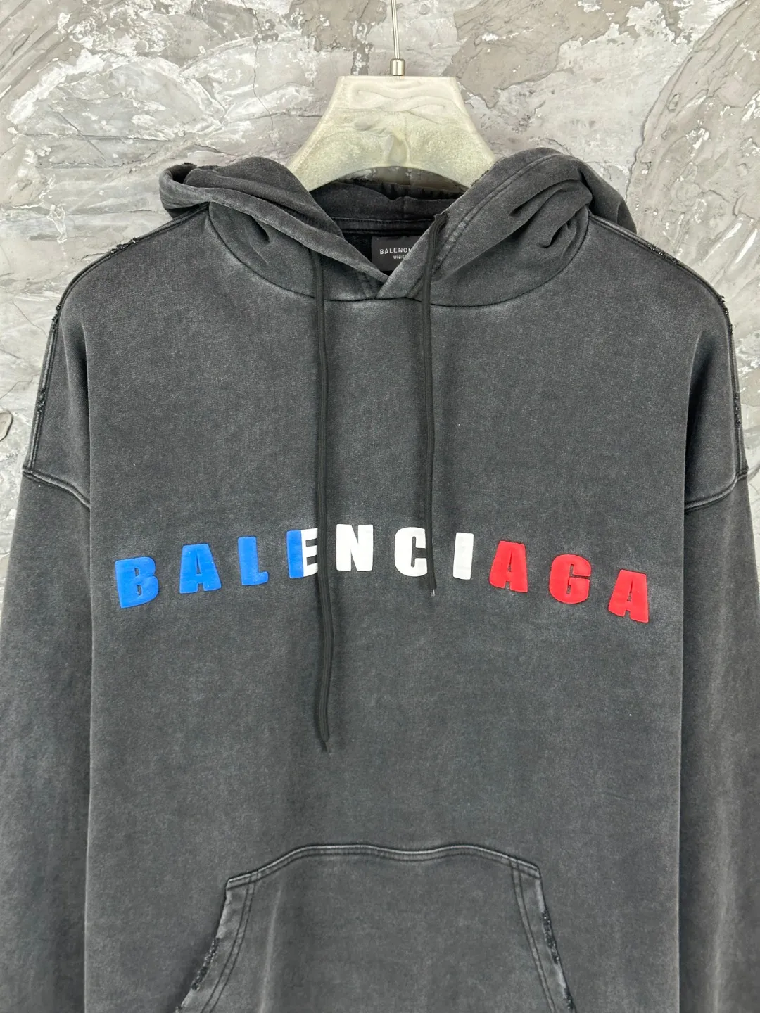 🅿️370 BALENCI*GA Paris colorful foam logo hooded long-sleeved sweatshirt. The front pattern is printed with environmentally friendly foam glue. The ready-made garments are washed and distressed. Customized matching hardware. The letters are clear. The effect is three-dimensional. Exclusively pattern-woven and dyed 460g fabric. Threads are dyed in the same vat with zero color difference. Brick cabinet synchronization. Welcome to compare. Same style for men and women -Color: washed black, flower gray -SIZE: Xs S M L Style number 8973#