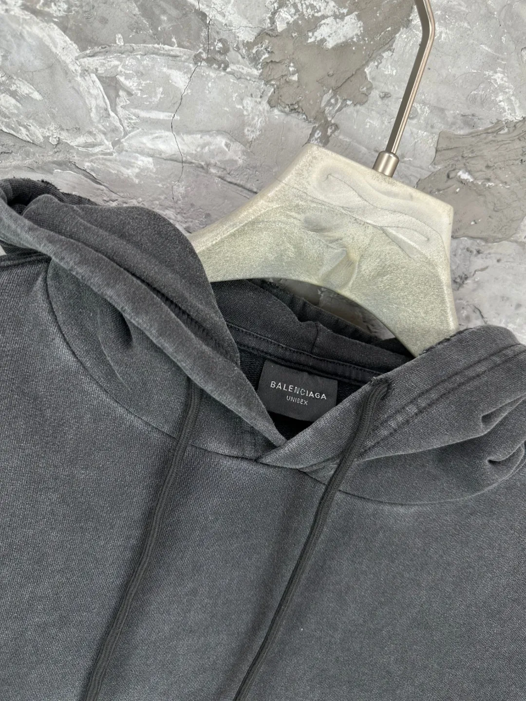 🅿️370 BALENCI*GA Paris colorful foam logo hooded long-sleeved sweatshirt. The front pattern is printed with environmentally friendly foam glue. The ready-made garments are washed and distressed. Customized matching hardware. The letters are clear. The effect is three-dimensional. Exclusively pattern-woven and dyed 460g fabric. Threads are dyed in the same vat with zero color difference. Brick cabinet synchronization. Welcome to compare. Same style for men and women -Color: washed black, flower gray -SIZE: Xs S M L Style number 8973#