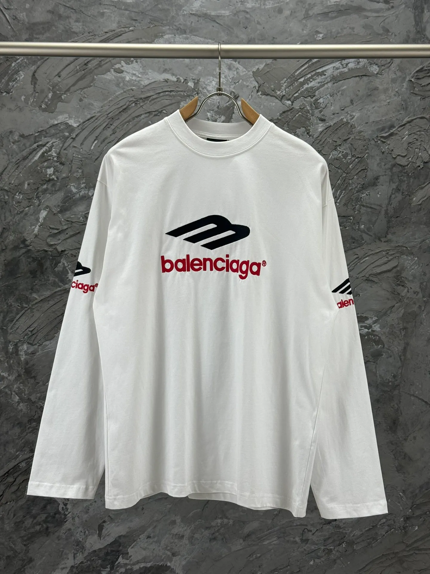 🅿️250 BALENCI*GA Paris 3M embroidered long sleeve. The fabric is made of Paris custom-woven and dyed double yarn pure cotton fabric. The weight is 280g. The thread is custom-woven and dyed without color difference. The front and back panels are embroidered with imported Tajima machines. Two high-temperature setting washes. os dropped shoulders and loose version. Same style for men and women -Color: black ivory -SIZE: XS S M L Style No. 8610#