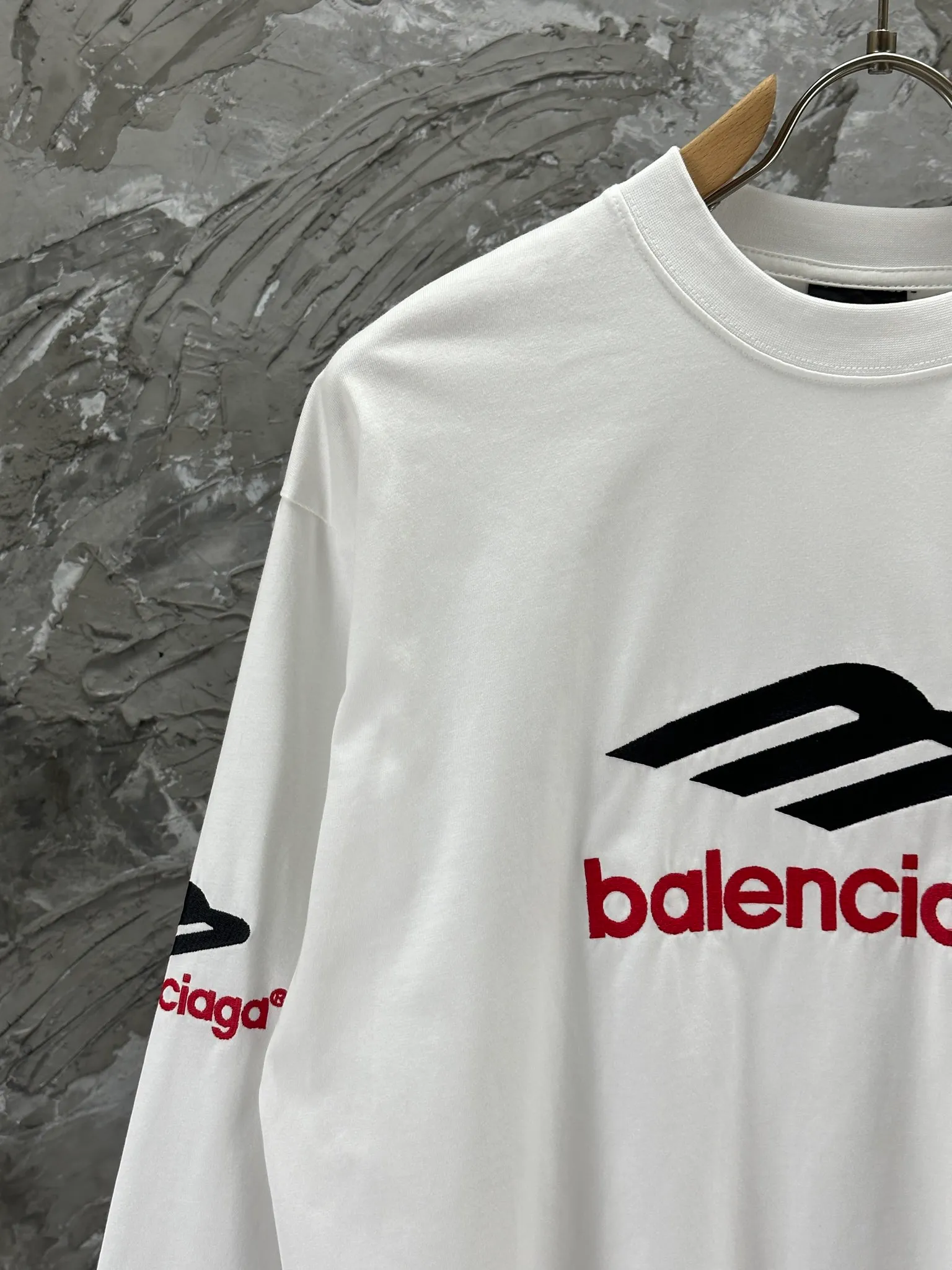 🅿️250 BALENCI*GA Paris 3M embroidered long sleeve. The fabric is made of Paris custom-woven and dyed double yarn pure cotton fabric. The weight is 280g. The thread is custom-woven and dyed without color difference. The front and back panels are embroidered with imported Tajima machines. Two high-temperature setting washes. os dropped shoulders and loose version. Same style for men and women -Color: black ivory -SIZE: XS S M L Style No. 8610#