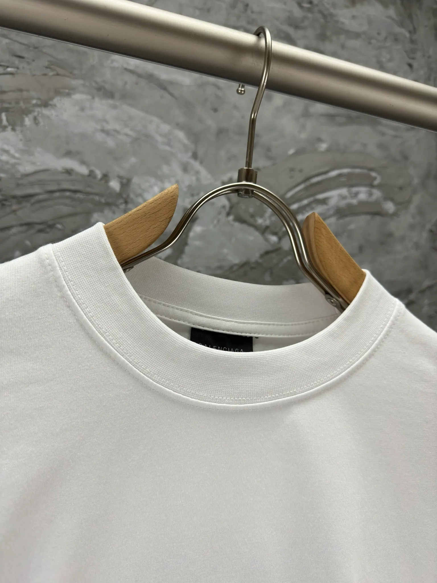 🅿️250 BALENCI*GA Paris 3M embroidered long sleeve. The fabric is made of Paris custom-woven and dyed double yarn pure cotton fabric. The weight is 280g. The thread is custom-woven and dyed without color difference. The front and back panels are embroidered with imported Tajima machines. Two high-temperature setting washes. os dropped shoulders and loose version. Same style for men and women -Color: black ivory -SIZE: XS S M L Style No. 8610#