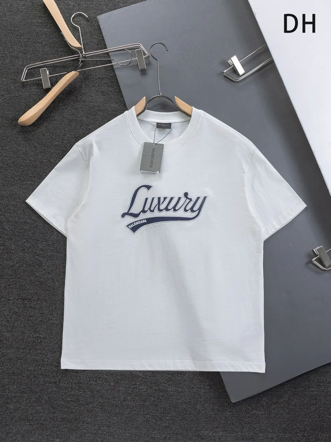 🅿️190 Balenciaga Double BB Slightly wide version S-XL 26ss New Year catwalk hot sale 🔥 New style co-branded Luxury Scrlpt chest patch 🪡 Embroidered logo short-sleeved T-shirt is full of retro flavor. Every new product in Paris is bound to set off a wave of fashion. This one is no exception..🙈🙈Both men and women are super handsome! The os version is not picky at all, and the high-quality products are rare and sold in limited quantities. Balenciaga's new Be different round neck short-sleeved, basic style casual T-shirt, the overall design is simple and fashionable, very elegant and clean. Made of 100% pure cotton fabric, the upper body is soft and comfortable. The details are just right, not exaggerated, and have a sense of design. This T-shirt is a couple style that can be worn by both men and women. It is fashionable, versatile and easy to wear! Color: Black White Size: S MLXL Size chart: S: Shoulder width 45.5 - Bust 52 - Clothing length 70 M: Shoulder width 47 - Bust 54 - Clothing length 72 L: Shoulder width 48.5 - Bust 56 - Clothing length 74 XL: Shoulder width 50 - Bust 58 - Clothing length 76
