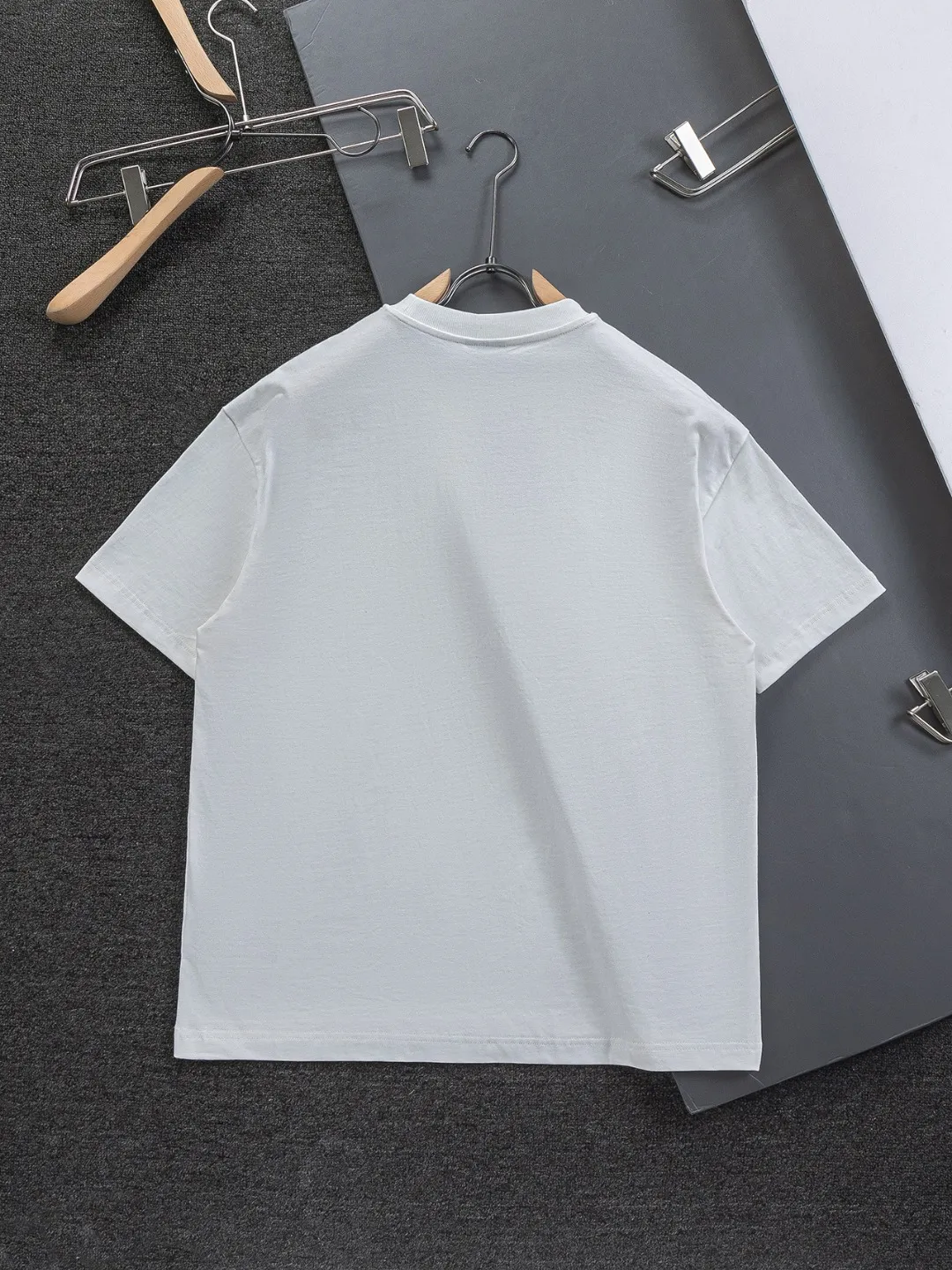 🅿️190 Balenciaga Double BB Slightly wide version S-XL 26ss New Year catwalk hot sale 🔥 New style co-branded Luxury Scrlpt chest patch 🪡 Embroidered logo short-sleeved T-shirt is full of retro flavor. Every new product in Paris is bound to set off a wave of fashion. This one is no exception..🙈🙈Both men and women are super handsome! The os version is not picky at all, and the high-quality products are rare and sold in limited quantities. Balenciaga's new Be different round neck short-sleeved, basic style casual T-shirt, the overall design is simple and fashionable, very elegant and clean. Made of 100% pure cotton fabric, the upper body is soft and comfortable. The details are just right, not exaggerated, and have a sense of design. This T-shirt is a couple style that can be worn by both men and women. It is fashionable, versatile and easy to wear! Color: Black White Size: S MLXL Size chart: S: Shoulder width 45.5 - Bust 52 - Clothing length 70 M: Shoulder width 47 - Bust 54 - Clothing length 72 L: Shoulder width 48.5 - Bust 56 - Clothing length 74 XL: Shoulder width 50 - Bust 58 - Clothing length 76