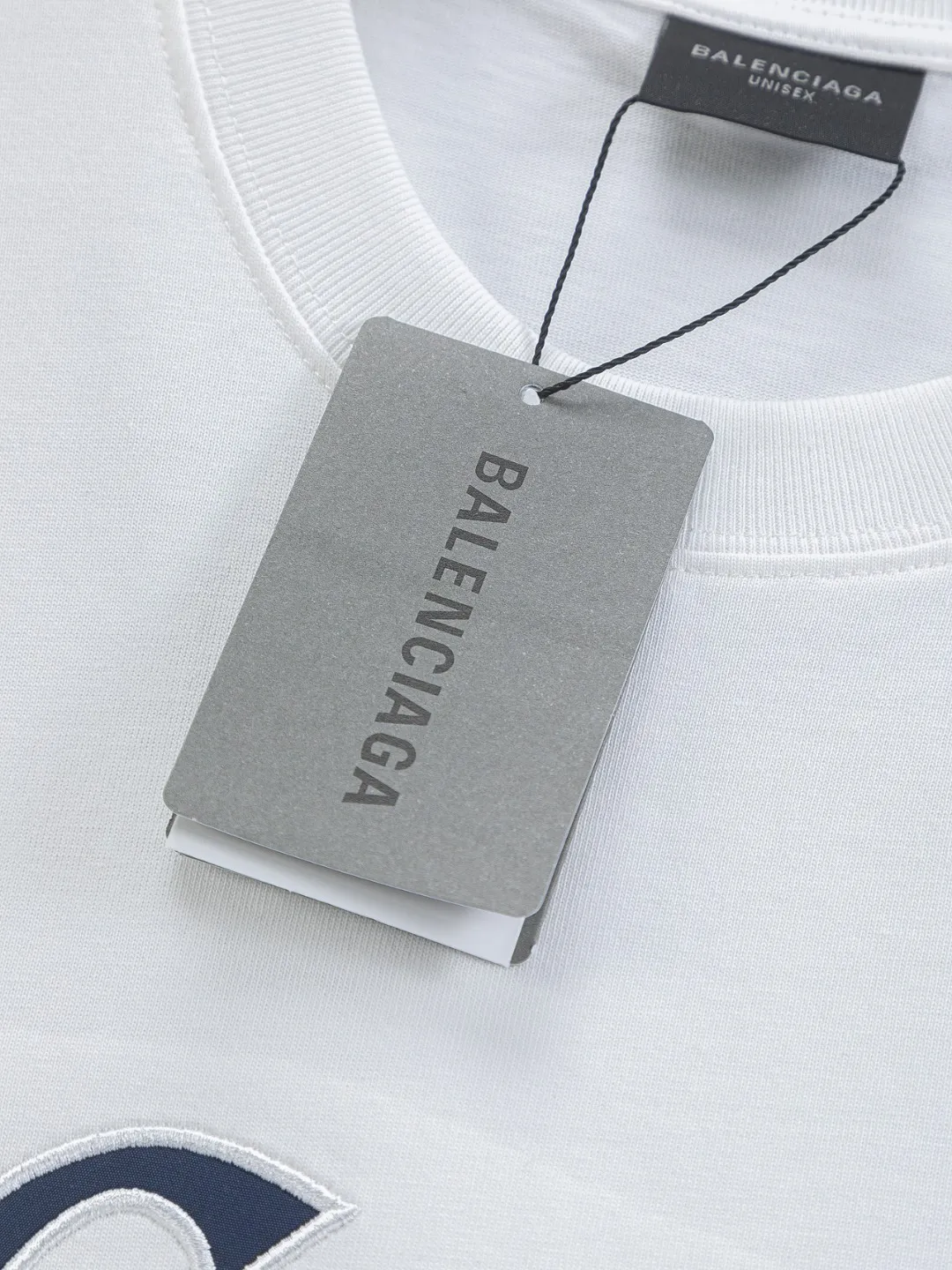🅿️190 Balenciaga Double BB Slightly wide version S-XL 26ss New Year catwalk hot sale 🔥 New style co-branded Luxury Scrlpt chest patch 🪡 Embroidered logo short-sleeved T-shirt is full of retro flavor. Every new product in Paris is bound to set off a wave of fashion. This one is no exception..🙈🙈Both men and women are super handsome! The os version is not picky at all, and the high-quality products are rare and sold in limited quantities. Balenciaga's new Be different round neck short-sleeved, basic style casual T-shirt, the overall design is simple and fashionable, very elegant and clean. Made of 100% pure cotton fabric, the upper body is soft and comfortable. The details are just right, not exaggerated, and have a sense of design. This T-shirt is a couple style that can be worn by both men and women. It is fashionable, versatile and easy to wear! Color: Black White Size: S MLXL Size chart: S: Shoulder width 45.5 - Bust 52 - Clothing length 70 M: Shoulder width 47 - Bust 54 - Clothing length 72 L: Shoulder width 48.5 - Bust 56 - Clothing length 74 XL: Shoulder width 50 - Bust 58 - Clothing length 76