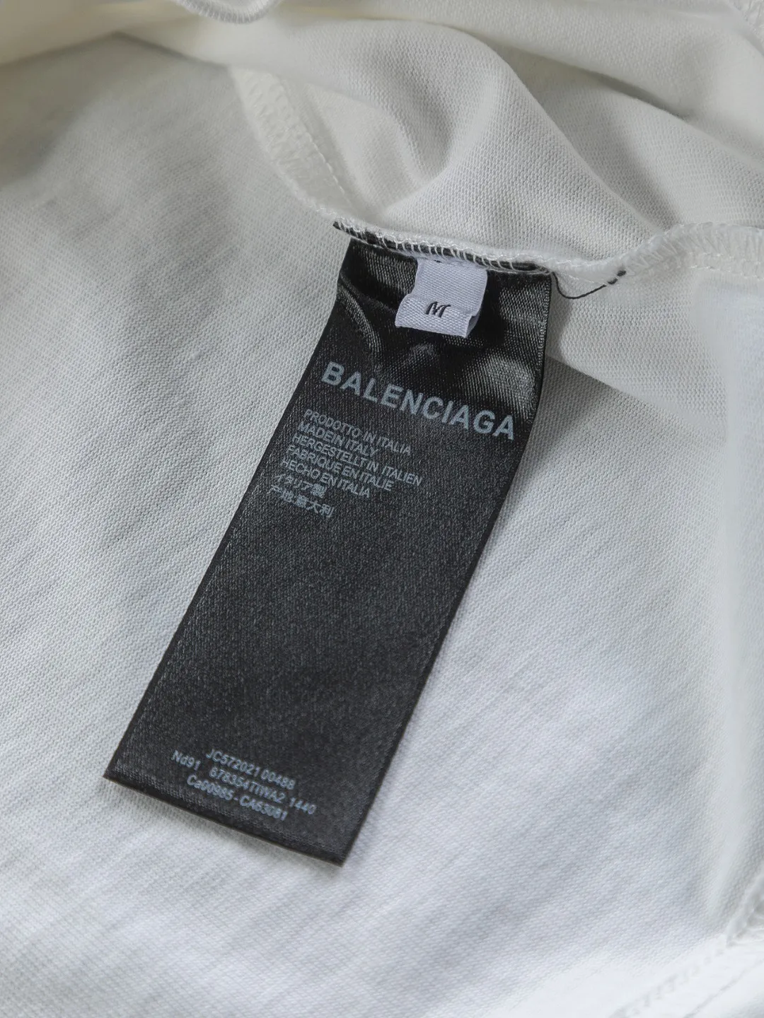 🅿️190 Balenciaga Double BB Slightly wide version S-XL 26ss New Year catwalk hot sale 🔥 New style co-branded Luxury Scrlpt chest patch 🪡 Embroidered logo short-sleeved T-shirt is full of retro flavor. Every new product in Paris is bound to set off a wave of fashion. This one is no exception..🙈🙈Both men and women are super handsome! The os version is not picky at all, and the high-quality products are rare and sold in limited quantities. Balenciaga's new Be different round neck short-sleeved, basic style casual T-shirt, the overall design is simple and fashionable, very elegant and clean. Made of 100% pure cotton fabric, the upper body is soft and comfortable. The details are just right, not exaggerated, and have a sense of design. This T-shirt is a couple style that can be worn by both men and women. It is fashionable, versatile and easy to wear! Color: Black White Size: S MLXL Size chart: S: Shoulder width 45.5 - Bust 52 - Clothing length 70 M: Shoulder width 47 - Bust 54 - Clothing length 72 L: Shoulder width 48.5 - Bust 56 - Clothing length 74 XL: Shoulder width 50 - Bust 58 - Clothing length 76