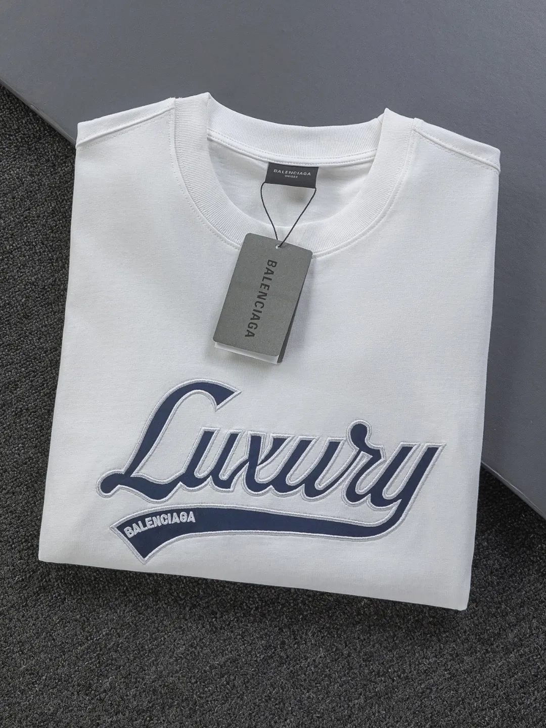 🅿️190 Balenciaga Double BB Slightly wide version S-XL 26ss New Year catwalk hot sale 🔥 New style co-branded Luxury Scrlpt chest patch 🪡 Embroidered logo short-sleeved T-shirt is full of retro flavor. Every new product in Paris is bound to set off a wave of fashion. This one is no exception..🙈🙈Both men and women are super handsome! The os version is not picky at all, and the high-quality products are rare and sold in limited quantities. Balenciaga's new Be different round neck short-sleeved, basic style casual T-shirt, the overall design is simple and fashionable, very elegant and clean. Made of 100% pure cotton fabric, the upper body is soft and comfortable. The details are just right, not exaggerated, and have a sense of design. This T-shirt is a couple style that can be worn by both men and women. It is fashionable, versatile and easy to wear! Color: Black White Size: S MLXL Size chart: S: Shoulder width 45.5 - Bust 52 - Clothing length 70 M: Shoulder width 47 - Bust 54 - Clothing length 72 L: Shoulder width 48.5 - Bust 56 - Clothing length 74 XL: Shoulder width 50 - Bust 58 - Clothing length 76