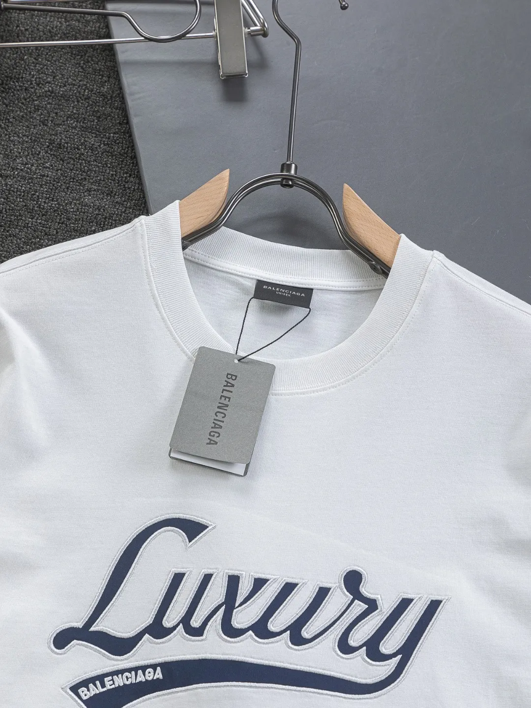 🅿️190 Balenciaga Double BB Slightly wide version S-XL 26ss New Year catwalk hot sale 🔥 New style co-branded Luxury Scrlpt chest patch 🪡 Embroidered logo short-sleeved T-shirt is full of retro flavor. Every new product in Paris is bound to set off a wave of fashion. This one is no exception..🙈🙈Both men and women are super handsome! The os version is not picky at all, and the high-quality products are rare and sold in limited quantities. Balenciaga's new Be different round neck short-sleeved, basic style casual T-shirt, the overall design is simple and fashionable, very elegant and clean. Made of 100% pure cotton fabric, the upper body is soft and comfortable. The details are just right, not exaggerated, and have a sense of design. This T-shirt is a couple style that can be worn by both men and women. It is fashionable, versatile and easy to wear! Color: Black White Size: S MLXL Size chart: S: Shoulder width 45.5 - Bust 52 - Clothing length 70 M: Shoulder width 47 - Bust 54 - Clothing length 72 L: Shoulder width 48.5 - Bust 56 - Clothing length 74 XL: Shoulder width 50 - Bust 58 - Clothing length 76