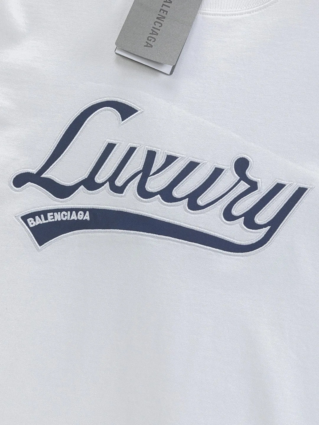 🅿️190 Balenciaga Double BB Slightly wide version S-XL 26ss New Year catwalk hot sale 🔥 New style co-branded Luxury Scrlpt chest patch 🪡 Embroidered logo short-sleeved T-shirt is full of retro flavor. Every new product in Paris is bound to set off a wave of fashion. This one is no exception..🙈🙈Both men and women are super handsome! The os version is not picky at all, and the high-quality products are rare and sold in limited quantities. Balenciaga's new Be different round neck short-sleeved, basic style casual T-shirt, the overall design is simple and fashionable, very elegant and clean. Made of 100% pure cotton fabric, the upper body is soft and comfortable. The details are just right, not exaggerated, and have a sense of design. This T-shirt is a couple style that can be worn by both men and women. It is fashionable, versatile and easy to wear! Color: Black White Size: S MLXL Size chart: S: Shoulder width 45.5 - Bust 52 - Clothing length 70 M: Shoulder width 47 - Bust 54 - Clothing length 72 L: Shoulder width 48.5 - Bust 56 - Clothing length 74 XL: Shoulder width 50 - Bust 58 - Clothing length 76