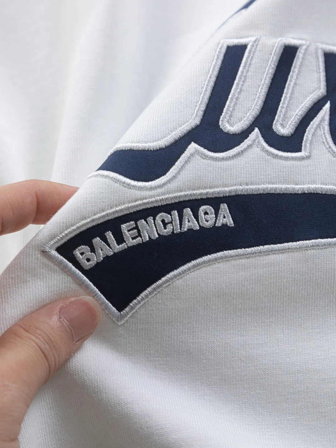 🅿️190 Balenciaga Double BB Slightly wide version S-XL 26ss New Year catwalk hot sale 🔥 New style co-branded Luxury Scrlpt chest patch 🪡 Embroidered logo short-sleeved T-shirt is full of retro flavor. Every new product in Paris is bound to set off a wave of fashion. This one is no exception..🙈🙈Both men and women are super handsome! The os version is not picky at all, and the high-quality products are rare and sold in limited quantities. Balenciaga's new Be different round neck short-sleeved, basic style casual T-shirt, the overall design is simple and fashionable, very elegant and clean. Made of 100% pure cotton fabric, the upper body is soft and comfortable. The details are just right, not exaggerated, and have a sense of design. This T-shirt is a couple style that can be worn by both men and women. It is fashionable, versatile and easy to wear! Color: Black White Size: S MLXL Size chart: S: Shoulder width 45.5 - Bust 52 - Clothing length 70 M: Shoulder width 47 - Bust 54 - Clothing length 72 L: Shoulder width 48.5 - Bust 56 - Clothing length 74 XL: Shoulder width 50 - Bust 58 - Clothing length 76