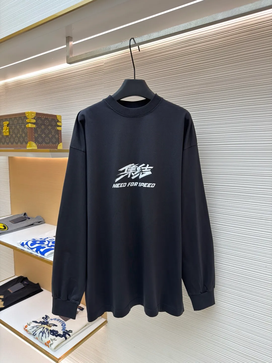 Balenciaga Need for Speed joint long-sleeved collection ●Original version: Purchased and developed for 7900 ●Item number: 1682120-A20 ●Material: double yarn plain fabric ●Technology: Glue printing ●Color: black ●Version: Loose version ●Weight: about 440 grams ●Size: 0-1-2-3 ●Description: Original counter purchased for 7900 Like the masking tape series in previous years, it is a super popular long-sleeved product But due to seasonal issues, we opted for long-sleeved tees. The fabric is made of 230g 20-count double yarn plain fabric. Although it has been washed, it is still restored according to the original version. It is extremely light and very comfortable against the skin. Different printing processes are used on the front and back. We still use the combination of Kornit digital direct printing and screen printing. After continuous debugging, the original process details are restored. The overall wiring is straight and delicate, the fabric is comfortable and soft, and the color is consistent without color difference. It can be matched with the same style to create a fashionable look for various occasions. Customized accessories, complete with three standards, same style for men and women!
