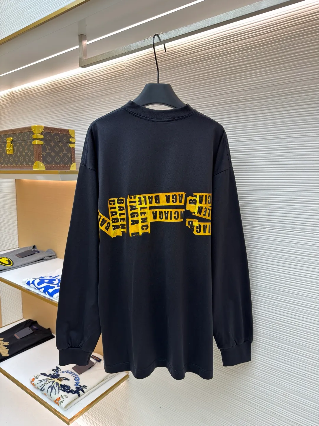 Balenciaga Need for Speed joint long-sleeved collection ●Original version: Purchased and developed for 7900 ●Item number: 1682120-A20 ●Material: double yarn plain fabric ●Technology: Glue printing ●Color: black ●Version: Loose version ●Weight: about 440 grams ●Size: 0-1-2-3 ●Description: Original counter purchased for 7900 Like the masking tape series in previous years, it is a super popular long-sleeved product But due to seasonal issues, we opted for long-sleeved tees. The fabric is made of 230g 20-count double yarn plain fabric. Although it has been washed, it is still restored according to the original version. It is extremely light and very comfortable against the skin. Different printing processes are used on the front and back. We still use the combination of Kornit digital direct printing and screen printing. After continuous debugging, the original process details are restored. The overall wiring is straight and delicate, the fabric is comfortable and soft, and the color is consistent without color difference. It can be matched with the same style to create a fashionable look for various occasions. Customized accessories, complete with three standards, same style for men and women!
