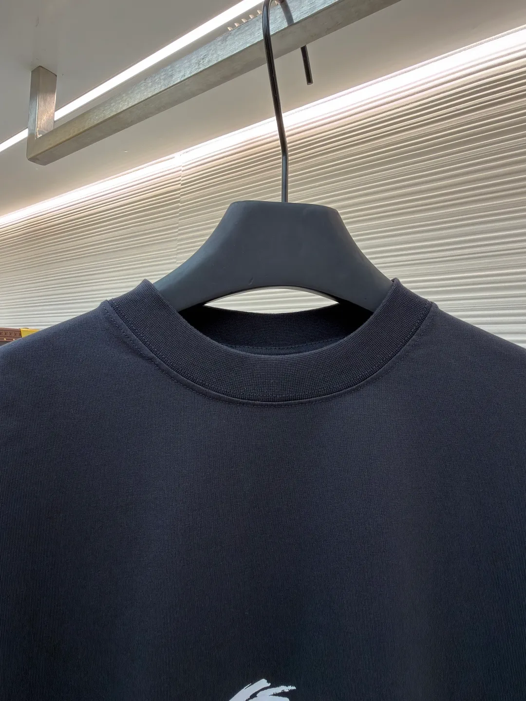 Balenciaga Need for Speed joint long-sleeved collection ●Original version: Purchased and developed for 7900 ●Item number: 1682120-A20 ●Material: double yarn plain fabric ●Technology: Glue printing ●Color: black ●Version: Loose version ●Weight: about 440 grams ●Size: 0-1-2-3 ●Description: Original counter purchased for 7900 Like the masking tape series in previous years, it is a super popular long-sleeved product But due to seasonal issues, we opted for long-sleeved tees. The fabric is made of 230g 20-count double yarn plain fabric. Although it has been washed, it is still restored according to the original version. It is extremely light and very comfortable against the skin. Different printing processes are used on the front and back. We still use the combination of Kornit digital direct printing and screen printing. After continuous debugging, the original process details are restored. The overall wiring is straight and delicate, the fabric is comfortable and soft, and the color is consistent without color difference. It can be matched with the same style to create a fashionable look for various occasions. Customized accessories, complete with three standards, same style for men and women!