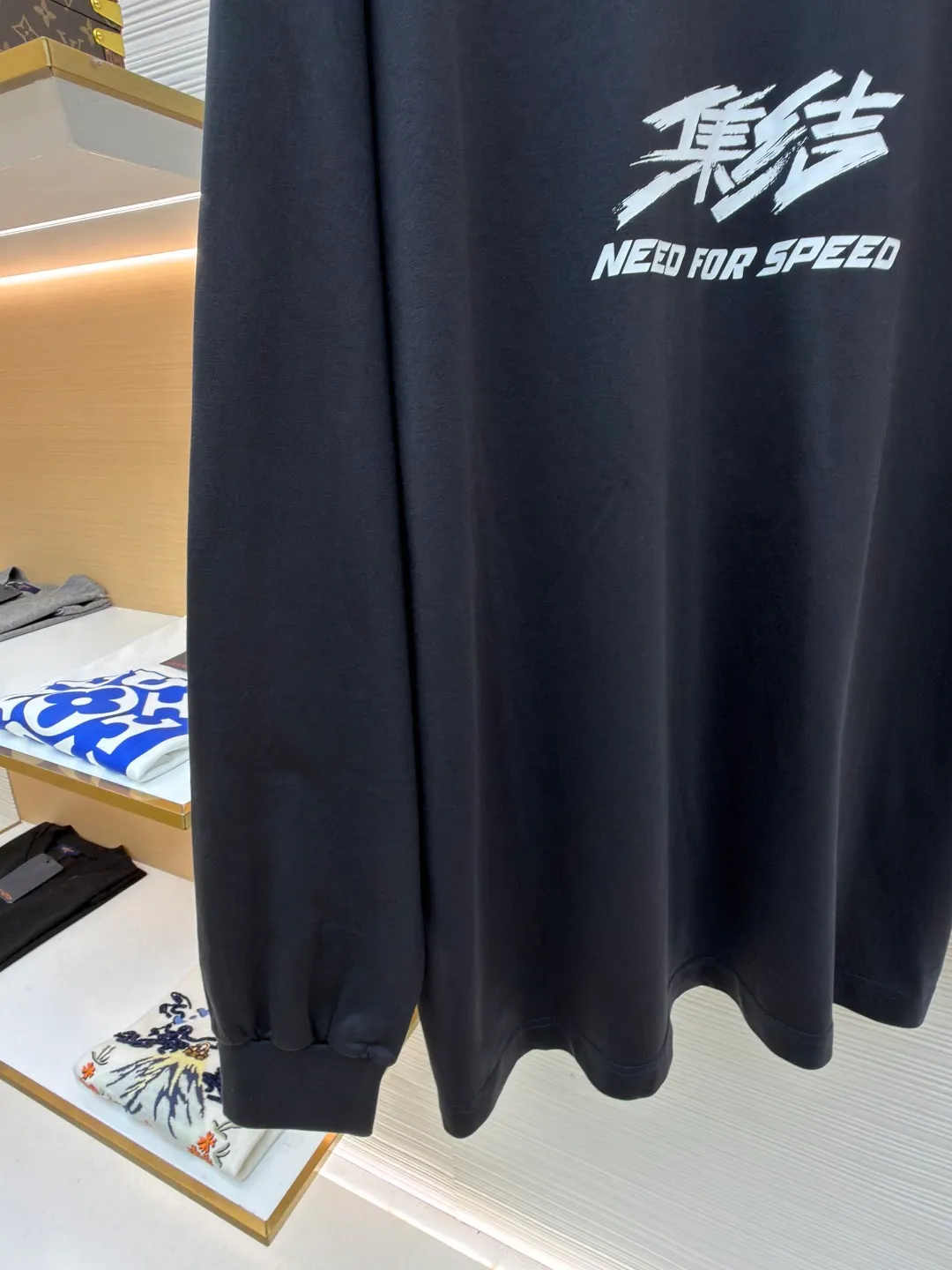 Balenciaga Need for Speed joint long-sleeved collection ●Original version: Purchased and developed for 7900 ●Item number: 1682120-A20 ●Material: double yarn plain fabric ●Technology: Glue printing ●Color: black ●Version: Loose version ●Weight: about 440 grams ●Size: 0-1-2-3 ●Description: Original counter purchased for 7900 Like the masking tape series in previous years, it is a super popular long-sleeved product But due to seasonal issues, we opted for long-sleeved tees. The fabric is made of 230g 20-count double yarn plain fabric. Although it has been washed, it is still restored according to the original version. It is extremely light and very comfortable against the skin. Different printing processes are used on the front and back. We still use the combination of Kornit digital direct printing and screen printing. After continuous debugging, the original process details are restored. The overall wiring is straight and delicate, the fabric is comfortable and soft, and the color is consistent without color difference. It can be matched with the same style to create a fashionable look for various occasions. Customized accessories, complete with three standards, same style for men and women!