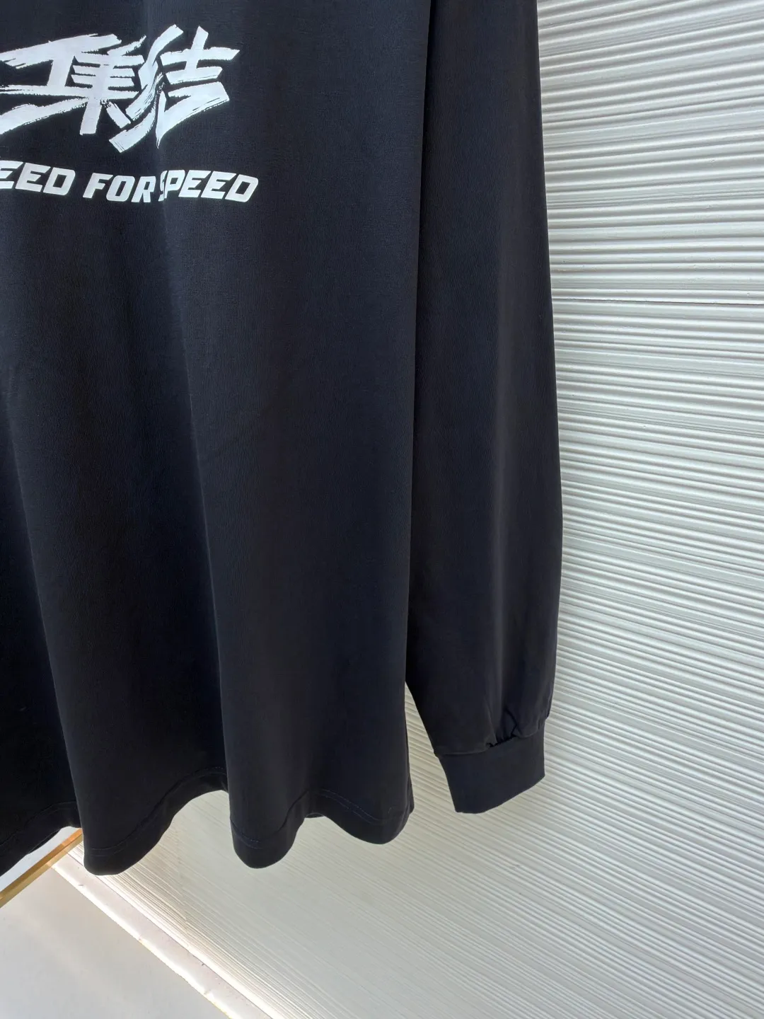 Balenciaga Need for Speed joint long-sleeved collection ●Original version: Purchased and developed for 7900 ●Item number: 1682120-A20 ●Material: double yarn plain fabric ●Technology: Glue printing ●Color: black ●Version: Loose version ●Weight: about 440 grams ●Size: 0-1-2-3 ●Description: Original counter purchased for 7900 Like the masking tape series in previous years, it is a super popular long-sleeved product But due to seasonal issues, we opted for long-sleeved tees. The fabric is made of 230g 20-count double yarn plain fabric. Although it has been washed, it is still restored according to the original version. It is extremely light and very comfortable against the skin. Different printing processes are used on the front and back. We still use the combination of Kornit digital direct printing and screen printing. After continuous debugging, the original process details are restored. The overall wiring is straight and delicate, the fabric is comfortable and soft, and the color is consistent without color difference. It can be matched with the same style to create a fashionable look for various occasions. Customized accessories, complete with three standards, same style for men and women!