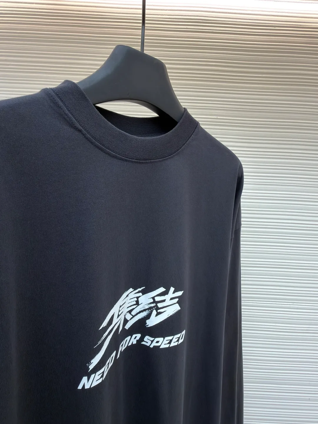 Balenciaga Need for Speed joint long-sleeved collection ●Original version: Purchased and developed for 7900 ●Item number: 1682120-A20 ●Material: double yarn plain fabric ●Technology: Glue printing ●Color: black ●Version: Loose version ●Weight: about 440 grams ●Size: 0-1-2-3 ●Description: Original counter purchased for 7900 Like the masking tape series in previous years, it is a super popular long-sleeved product But due to seasonal issues, we opted for long-sleeved tees. The fabric is made of 230g 20-count double yarn plain fabric. Although it has been washed, it is still restored according to the original version. It is extremely light and very comfortable against the skin. Different printing processes are used on the front and back. We still use the combination of Kornit digital direct printing and screen printing. After continuous debugging, the original process details are restored. The overall wiring is straight and delicate, the fabric is comfortable and soft, and the color is consistent without color difference. It can be matched with the same style to create a fashionable look for various occasions. Customized accessories, complete with three standards, same style for men and women!