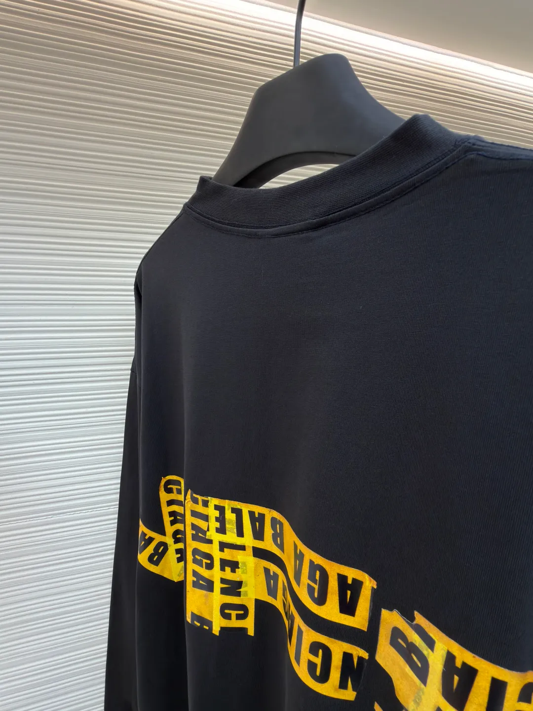 Balenciaga Need for Speed joint long-sleeved collection ●Original version: Purchased and developed for 7900 ●Item number: 1682120-A20 ●Material: double yarn plain fabric ●Technology: Glue printing ●Color: black ●Version: Loose version ●Weight: about 440 grams ●Size: 0-1-2-3 ●Description: Original counter purchased for 7900 Like the masking tape series in previous years, it is a super popular long-sleeved product But due to seasonal issues, we opted for long-sleeved tees. The fabric is made of 230g 20-count double yarn plain fabric. Although it has been washed, it is still restored according to the original version. It is extremely light and very comfortable against the skin. Different printing processes are used on the front and back. We still use the combination of Kornit digital direct printing and screen printing. After continuous debugging, the original process details are restored. The overall wiring is straight and delicate, the fabric is comfortable and soft, and the color is consistent without color difference. It can be matched with the same style to create a fashionable look for various occasions. Customized accessories, complete with three standards, same style for men and women!