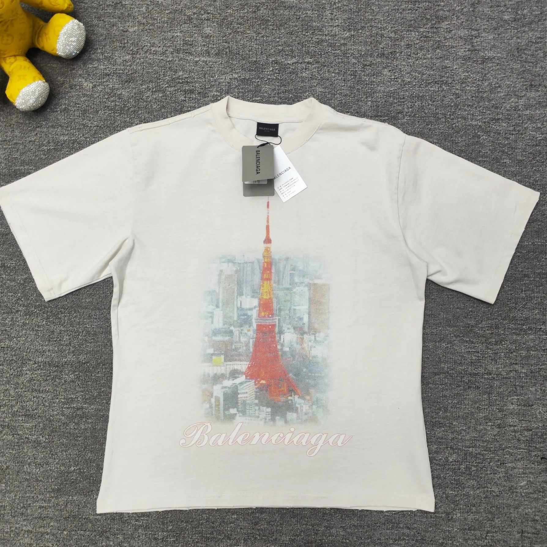 Top version - BALENCIAGA - Tokyo Ginza limited edition short-sleeved T-shirt. The original developed custom-woven fabric process is washed and processed. The fabric with a high weight of 280 grams is full of texture. The cloth is clean, soft and comfortable. Solona thread dyeing has no color difference. Kornit direct-injection front is decorated with ginzatokyo art prints. The printed pattern is presented with cracks and fading effects, and washed to make old holes. The crackle Kangli printing process is a unique printing technology. Through the steps of design pattern, fabric selection, printing equipment, printing process, drying and shaping, quality inspection and packaging and storage, digital printing with crackle effect is produced. os dropped shoulder loose version. Same style for men and women. Color: active white black. Size: XS-L P:280