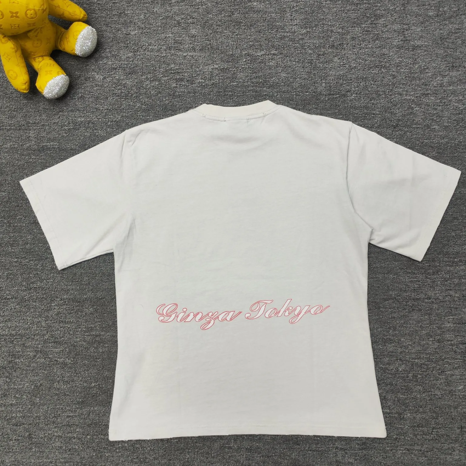 Top version - BALENCIAGA - Tokyo Ginza limited edition short-sleeved T-shirt. The original developed custom-woven fabric process is washed and processed. The fabric with a high weight of 280 grams is full of texture. The cloth is clean, soft and comfortable. Solona thread dyeing has no color difference. Kornit direct-injection front is decorated with ginzatokyo art prints. The printed pattern is presented with cracks and fading effects, and washed to make old holes. The crackle Kangli printing process is a unique printing technology. Through the steps of design pattern, fabric selection, printing equipment, printing process, drying and shaping, quality inspection and packaging and storage, digital printing with crackle effect is produced. os dropped shoulder loose version. Same style for men and women. Color: active white black. Size: XS-L P:280