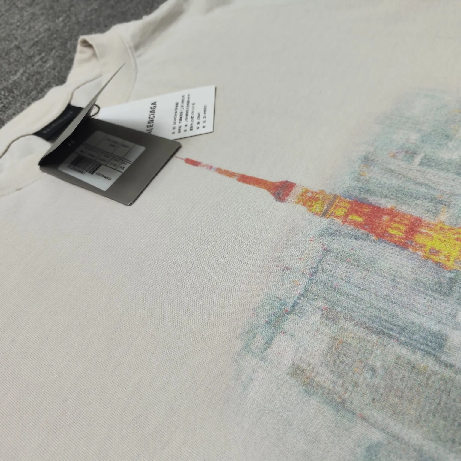 Top version - BALENCIAGA - Tokyo Ginza limited edition short-sleeved T-shirt. The original developed custom-woven fabric process is washed and processed. The fabric with a high weight of 280 grams is full of texture. The cloth is clean, soft and comfortable. Solona thread dyeing has no color difference. Kornit direct-injection front is decorated with ginzatokyo art prints. The printed pattern is presented with cracks and fading effects, and washed to make old holes. The crackle Kangli printing process is a unique printing technology. Through the steps of design pattern, fabric selection, printing equipment, printing process, drying and shaping, quality inspection and packaging and storage, digital printing with crackle effect is produced. os dropped shoulder loose version. Same style for men and women. Color: active white black. Size: XS-L P:280