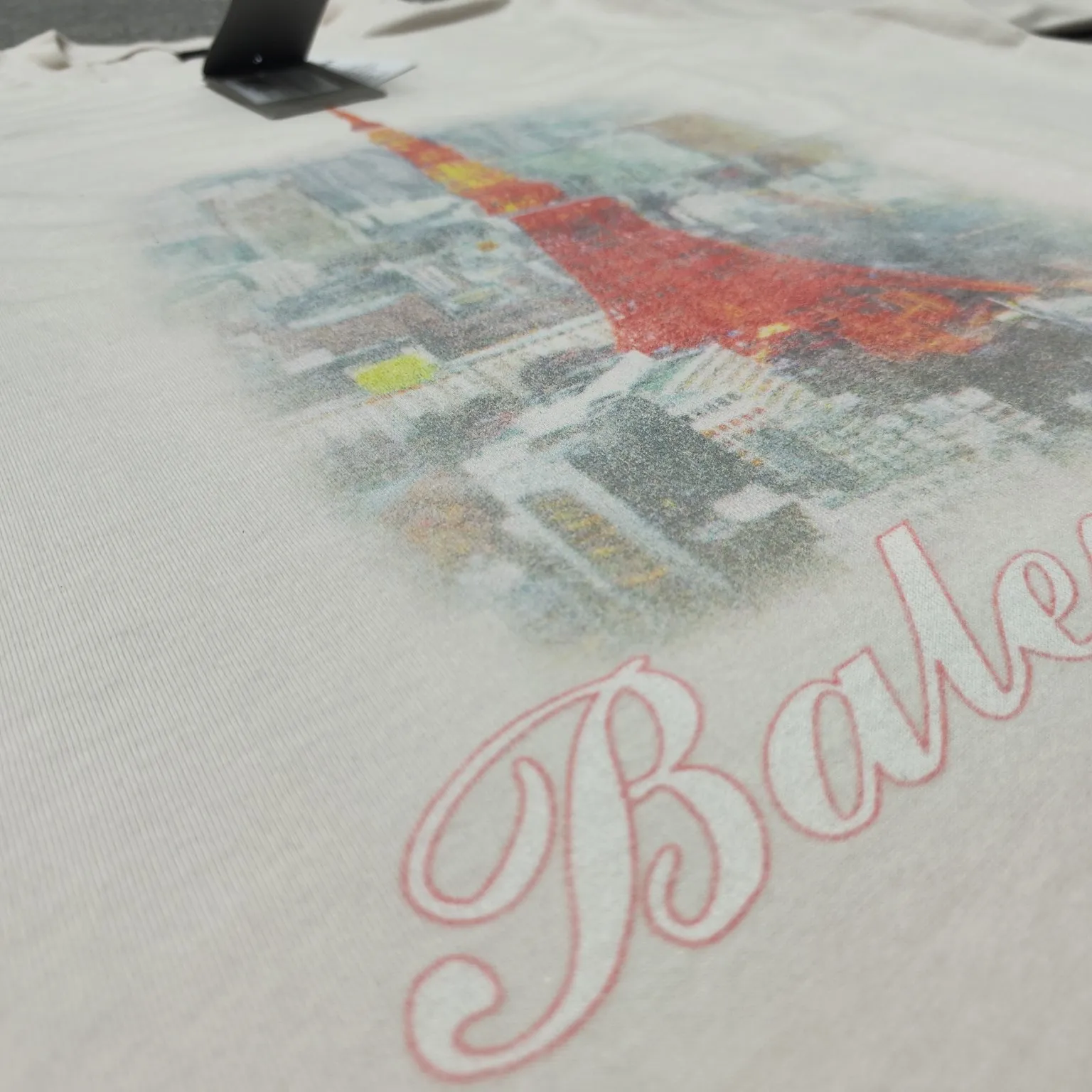 Top version - BALENCIAGA - Tokyo Ginza limited edition short-sleeved T-shirt. The original developed custom-woven fabric process is washed and processed. The fabric with a high weight of 280 grams is full of texture. The cloth is clean, soft and comfortable. Solona thread dyeing has no color difference. Kornit direct-injection front is decorated with ginzatokyo art prints. The printed pattern is presented with cracks and fading effects, and washed to make old holes. The crackle Kangli printing process is a unique printing technology. Through the steps of design pattern, fabric selection, printing equipment, printing process, drying and shaping, quality inspection and packaging and storage, digital printing with crackle effect is produced. os dropped shoulder loose version. Same style for men and women. Color: active white black. Size: XS-L P:280