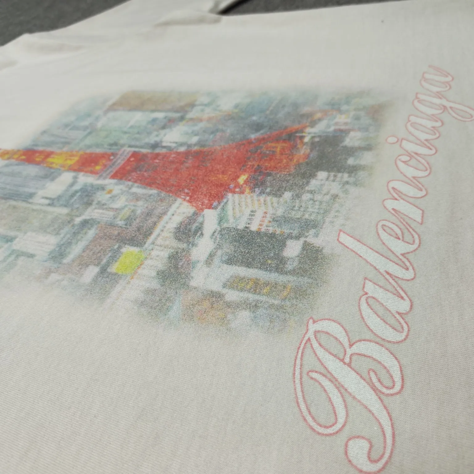 Top version - BALENCIAGA - Tokyo Ginza limited edition short-sleeved T-shirt. The original developed custom-woven fabric process is washed and processed. The fabric with a high weight of 280 grams is full of texture. The cloth is clean, soft and comfortable. Solona thread dyeing has no color difference. Kornit direct-injection front is decorated with ginzatokyo art prints. The printed pattern is presented with cracks and fading effects, and washed to make old holes. The crackle Kangli printing process is a unique printing technology. Through the steps of design pattern, fabric selection, printing equipment, printing process, drying and shaping, quality inspection and packaging and storage, digital printing with crackle effect is produced. os dropped shoulder loose version. Same style for men and women. Color: active white black. Size: XS-L P:280