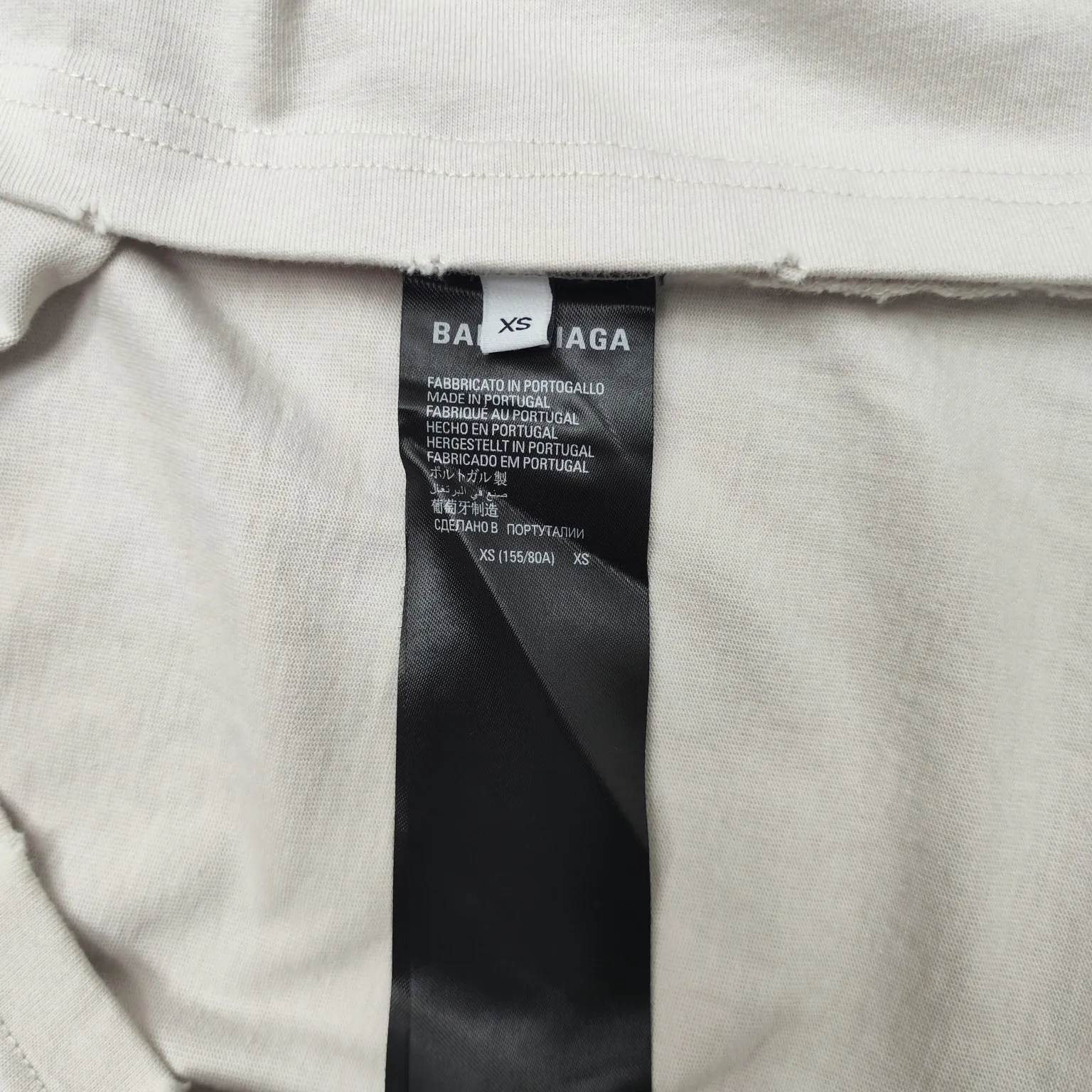 Top version - BALENCIAGA - Tokyo Ginza limited edition short-sleeved T-shirt. The original developed custom-woven fabric process is washed and processed. The fabric with a high weight of 280 grams is full of texture. The cloth is clean, soft and comfortable. Solona thread dyeing has no color difference. Kornit direct-injection front is decorated with ginzatokyo art prints. The printed pattern is presented with cracks and fading effects, and washed to make old holes. The crackle Kangli printing process is a unique printing technology. Through the steps of design pattern, fabric selection, printing equipment, printing process, drying and shaping, quality inspection and packaging and storage, digital printing with crackle effect is produced. os dropped shoulder loose version. Same style for men and women. Color: active white black. Size: XS-L P:280