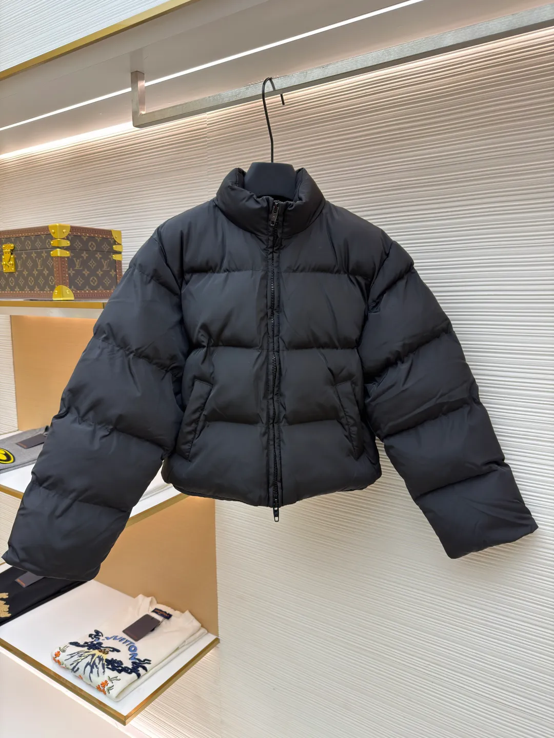Balenciaga Waist Cotton Jacket ●Original version: Purchased and developed for 23500 ●Item No.: 1682007-B50 ●Fabric: 100% cotton ●Technology: Mechanical down filling ●Color: black ●Version: Fitted version ●Weight: about 1005 grams ●Size: S-M-L ●Description: Customized high-density nylon soft silk, delicate and smooth, comfortable and close to the skin, with classic black as the curtain, giving a deep sensory luxury Using deconstruction as the knife and the future as the ink, the waist is uniquely designed. Rebellion from hiding to emphasizing is the visual anchor of style. Balenciaga logo embroidery is embellished on the back collar. It is low-key and powerful and highlights the brand style. Use forward-looking design concepts to lead the fashion trend and enjoy new heights of fashion. Use imported machine embroidery technology. Use advanced computer control systems and precision mechanical components to realize Balenciaga embroidery operations with high precision. The lines are smooth and delicate, and are purely hand-made and disassembled after washing. After completing the initial combination of the lining cloth and the cotton piece, the craftsman will make further adjustments and disassembly in the water. The lining cloth and the cotton piece can achieve a perfect combination, making the lining cloth and the cotton piece more closely combined. It is beautiful and neat, and the template machine opens the bag. The preset template guides the position, shape and size of the bag opening. The accuracy ensures the quality of the bag opening effect. The overall wiring is straight and delicate, the fabric is comfortable and soft, and the color is consistent without color difference. It can be matched with the same style to create a fashionable look and control various occasions. Customized accessories, complete with three standards, same style for men and women!