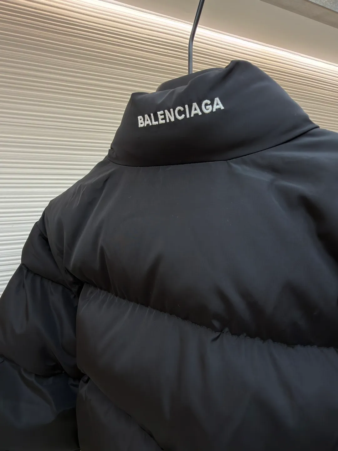 Balenciaga Waist Cotton Jacket ●Original version: Purchased and developed for 23500 ●Item No.: 1682007-B50 ●Fabric: 100% cotton ●Technology: Mechanical down filling ●Color: black ●Version: Fitted version ●Weight: about 1005 grams ●Size: S-M-L ●Description: Customized high-density nylon soft silk, delicate and smooth, comfortable and close to the skin, with classic black as the curtain, giving a deep sensory luxury Using deconstruction as the knife and the future as the ink, the waist is uniquely designed. Rebellion from hiding to emphasizing is the visual anchor of style. Balenciaga logo embroidery is embellished on the back collar. It is low-key and powerful and highlights the brand style. Use forward-looking design concepts to lead the fashion trend and enjoy new heights of fashion. Use imported machine embroidery technology. Use advanced computer control systems and precision mechanical components to realize Balenciaga embroidery operations with high precision. The lines are smooth and delicate, and are purely hand-made and disassembled after washing. After completing the initial combination of the lining cloth and the cotton piece, the craftsman will make further adjustments and disassembly in the water. The lining cloth and the cotton piece can achieve a perfect combination, making the lining cloth and the cotton piece more closely combined. It is beautiful and neat, and the template machine opens the bag. The preset template guides the position, shape and size of the bag opening. The accuracy ensures the quality of the bag opening effect. The overall wiring is straight and delicate, the fabric is comfortable and soft, and the color is consistent without color difference. It can be matched with the same style to create a fashionable look and control various occasions. Customized accessories, complete with three standards, same style for men and women!