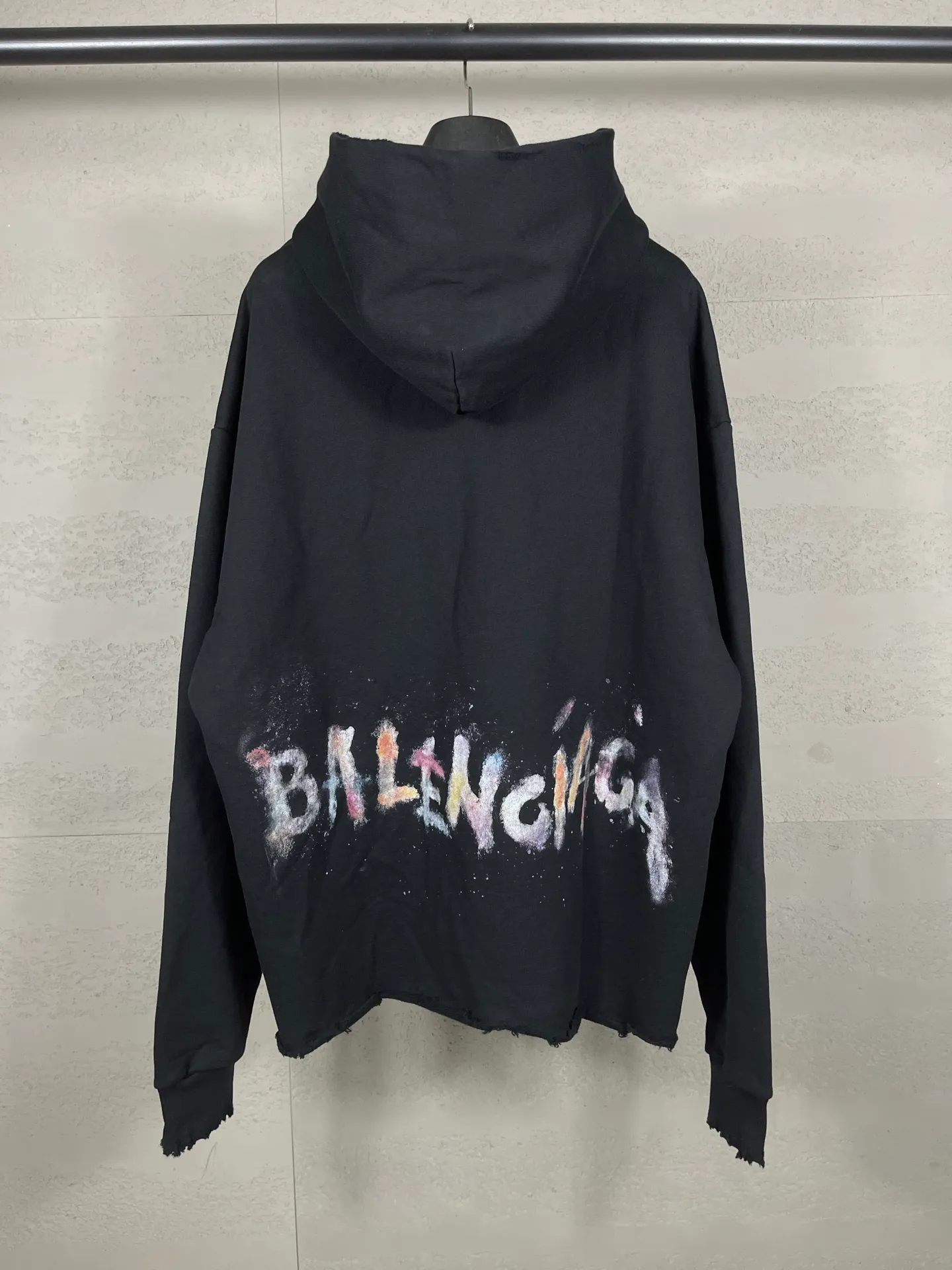 🅿️370 real photos [Top version. Official website quality] BALENCI*GA/25 new model. The classic pattern of graffiti and embroidered wheat ears is used on the front, and the colorful hand-painted graffiti letters on the back collide with washed, distressed and frayed hooded sweatshirt. SS25 latest model. Research and development at the first time, different market currencies. Comparisons welcome. The fabric is made of Paris ZP custom-woven and dyed cotton sweatshirt. Weighing 460 grams, the cloth surface is clean. The cloth pattern is clear, soft and comfortable. The threads are dyed with no color difference. The embroidery is embroidered using an imported Tajima computer embroidery machine, and the letters are hand-painted with graffiti colors on the back. Jubie market currency. Welcome to compare. The version adopts OS loose shoulder design. Same style for men and women. Code: BL259913 Color: Black Size: XS S M L