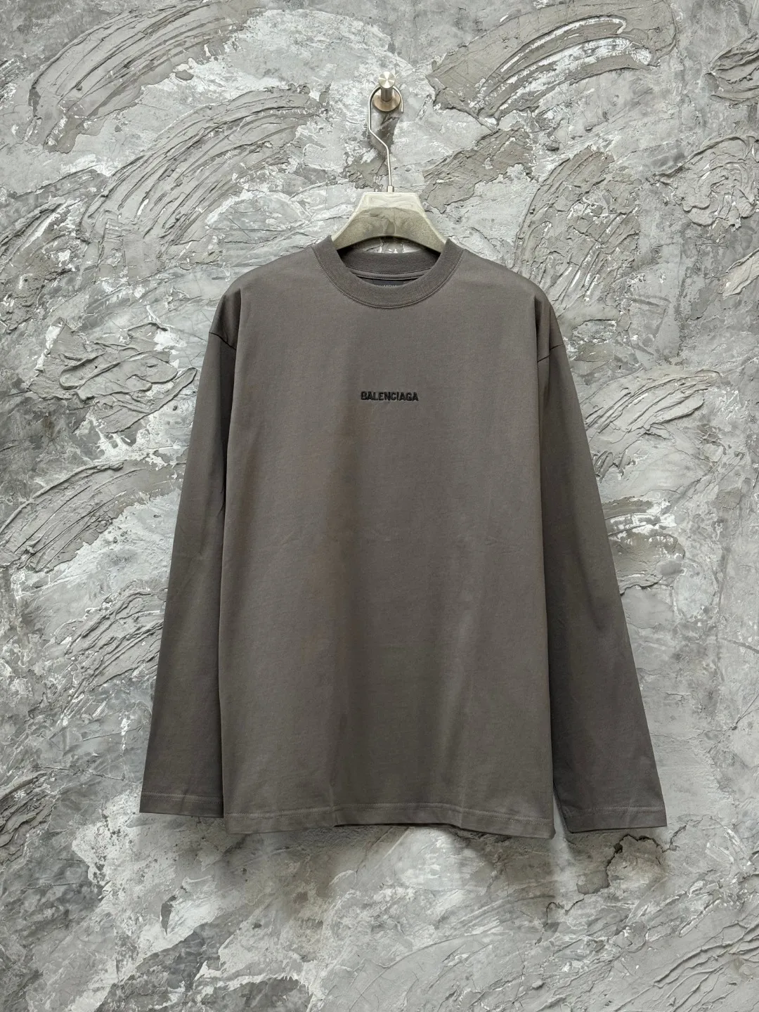 🅿️250 BALENCI*GA Paris classic letter embroidery long-sleeved T-shirt. The classic letters on the front and back are embroidered with imported Tajima embroidery machines. Restored brick cabinets. Exclusively woven and dyed 280g fabric. Threads are dyed in the same vat with zero color difference. The version adopts OS loose shoulder version. Welcome to compare. Same style for men and women -Color: black white smoke gray -SIZE: Xs S M L style number 8646#