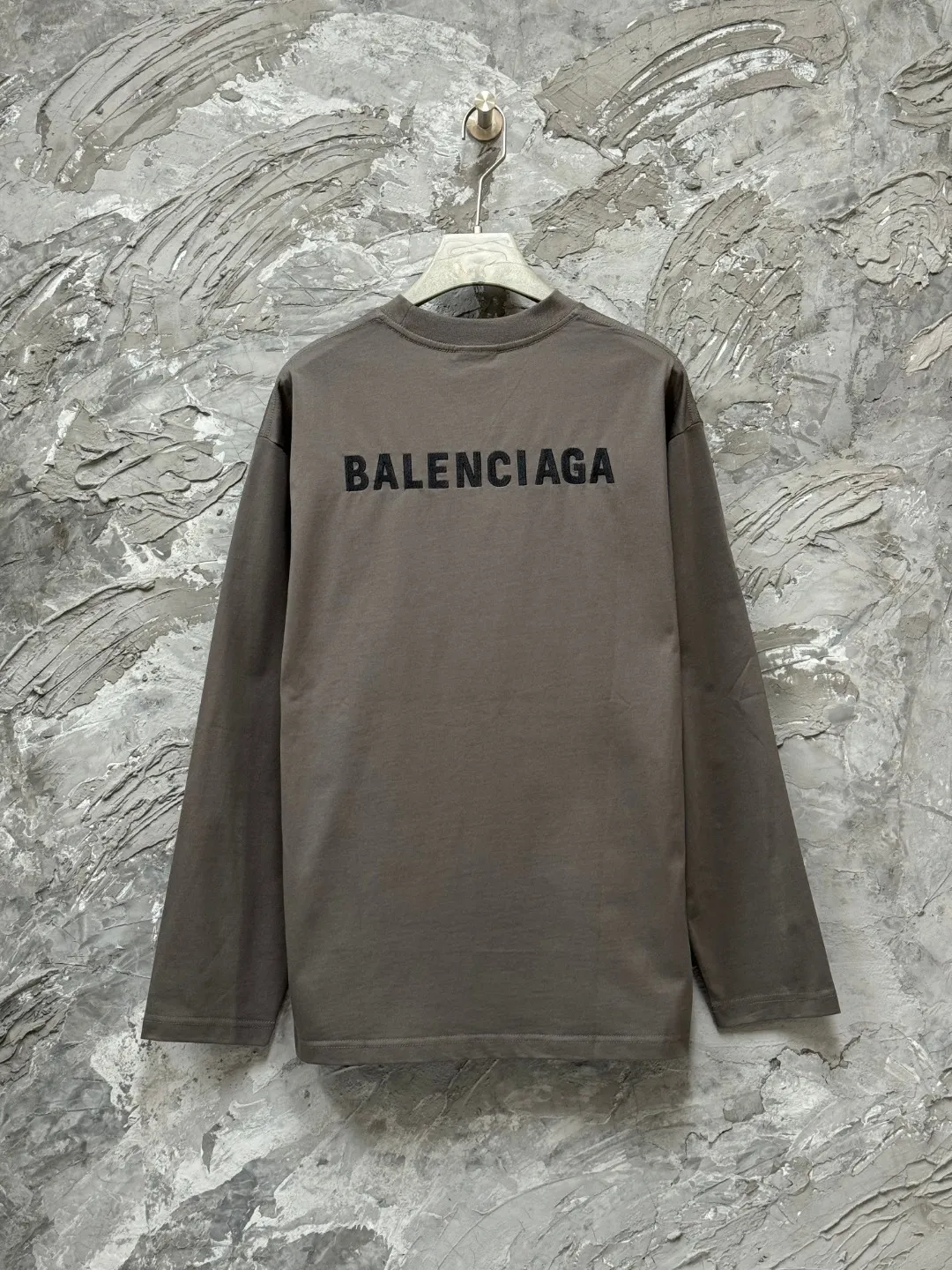 🅿️250 BALENCI*GA Paris classic letter embroidery long-sleeved T-shirt. The classic letters on the front and back are embroidered with imported Tajima embroidery machines. Restored brick cabinets. Exclusively woven and dyed 280g fabric. Threads are dyed in the same vat with zero color difference. The version adopts OS loose shoulder version. Welcome to compare. Same style for men and women -Color: black white smoke gray -SIZE: Xs S M L style number 8646#