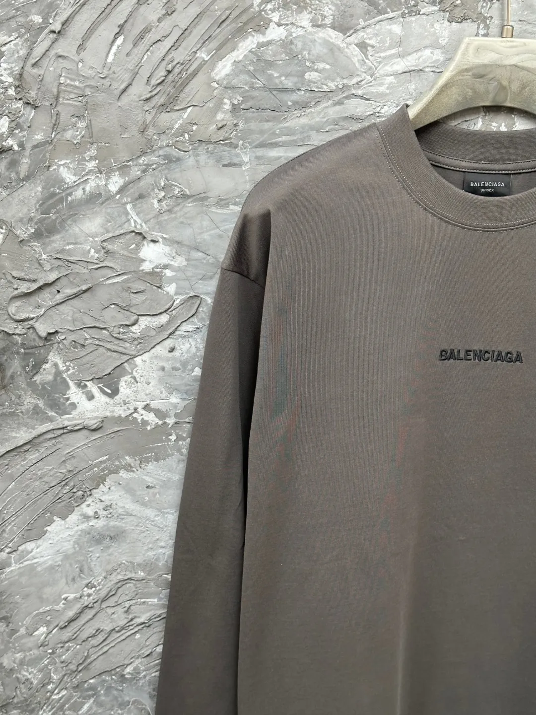 🅿️250 BALENCI*GA Paris classic letter embroidery long-sleeved T-shirt. The classic letters on the front and back are embroidered with imported Tajima embroidery machines. Restored brick cabinets. Exclusively woven and dyed 280g fabric. Threads are dyed in the same vat with zero color difference. The version adopts OS loose shoulder version. Welcome to compare. Same style for men and women -Color: black white smoke gray -SIZE: Xs S M L style number 8646#