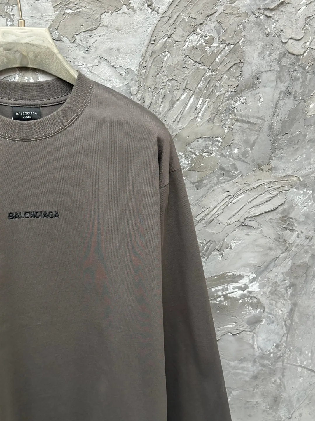🅿️250 BALENCI*GA Paris classic letter embroidery long-sleeved T-shirt. The classic letters on the front and back are embroidered with imported Tajima embroidery machines. Restored brick cabinets. Exclusively woven and dyed 280g fabric. Threads are dyed in the same vat with zero color difference. The version adopts OS loose shoulder version. Welcome to compare. Same style for men and women -Color: black white smoke gray -SIZE: Xs S M L style number 8646#