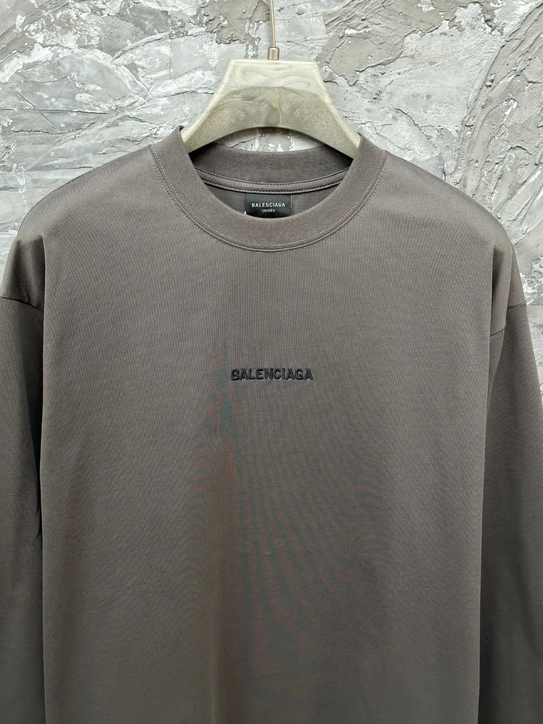 🅿️250 BALENCI*GA Paris classic letter embroidery long-sleeved T-shirt. The classic letters on the front and back are embroidered with imported Tajima embroidery machines. Restored brick cabinets. Exclusively woven and dyed 280g fabric. Threads are dyed in the same vat with zero color difference. The version adopts OS loose shoulder version. Welcome to compare. Same style for men and women -Color: black white smoke gray -SIZE: Xs S M L style number 8646#