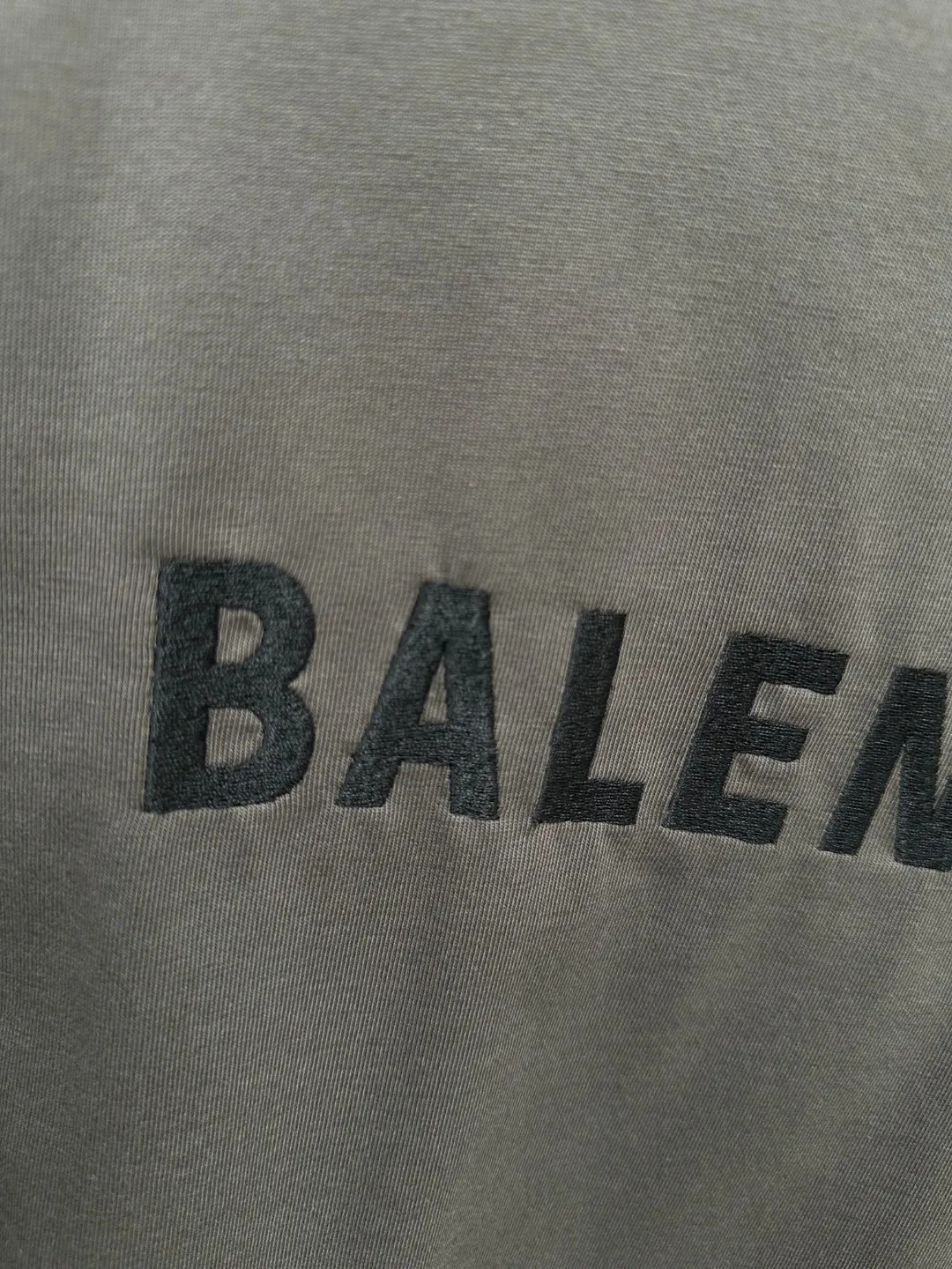 🅿️250 BALENCI*GA Paris classic letter embroidery long-sleeved T-shirt. The classic letters on the front and back are embroidered with imported Tajima embroidery machines. Restored brick cabinets. Exclusively woven and dyed 280g fabric. Threads are dyed in the same vat with zero color difference. The version adopts OS loose shoulder version. Welcome to compare. Same style for men and women -Color: black white smoke gray -SIZE: Xs S M L style number 8646#
