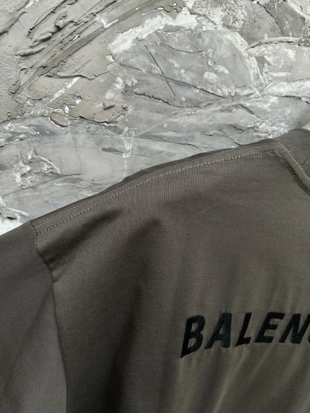 🅿️250 BALENCI*GA Paris classic letter embroidery long-sleeved T-shirt. The classic letters on the front and back are embroidered with imported Tajima embroidery machines. Restored brick cabinets. Exclusively woven and dyed 280g fabric. Threads are dyed in the same vat with zero color difference. The version adopts OS loose shoulder version. Welcome to compare. Same style for men and women -Color: black white smoke gray -SIZE: Xs S M L style number 8646#