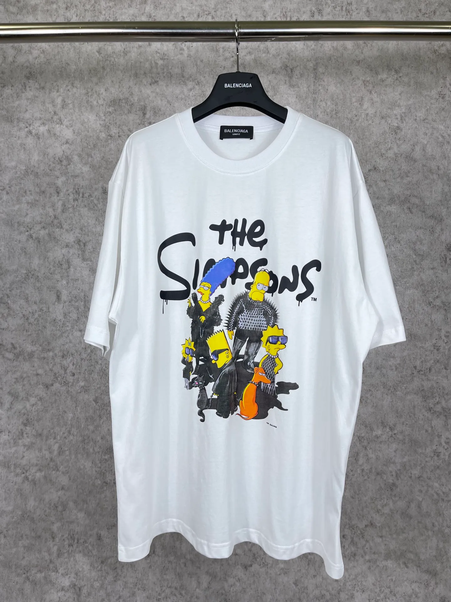🅿️170 Actual Photos [Top version. Official website quality] BALENCI*GA/Paris. Co-branded model BALENCI*GA.x THE SIMPSONS Simpson co-branded short-sleeved T-shirt. The fabric is made of Paris ZP custom-woven and dyed cotton double yarn. The net weight is 260 grams. The cloth surface is clean. The cloth pattern is clear, soft and comfortable. The threads are dyed with no color difference. The classic pattern is made with Kornit digital direct printing machine, the effect is three-dimensional, the color is aligned with ZP, no burrs, the LOGO is embroidered on the back hem, and the brick cabinet is restored. It is produced in Jubie market based on the pictures. You are welcome to compare the version and use the OS loose shoulder version. Same style for men and women Code: BL223053 Color: Black. White. Blue Size: XS to L