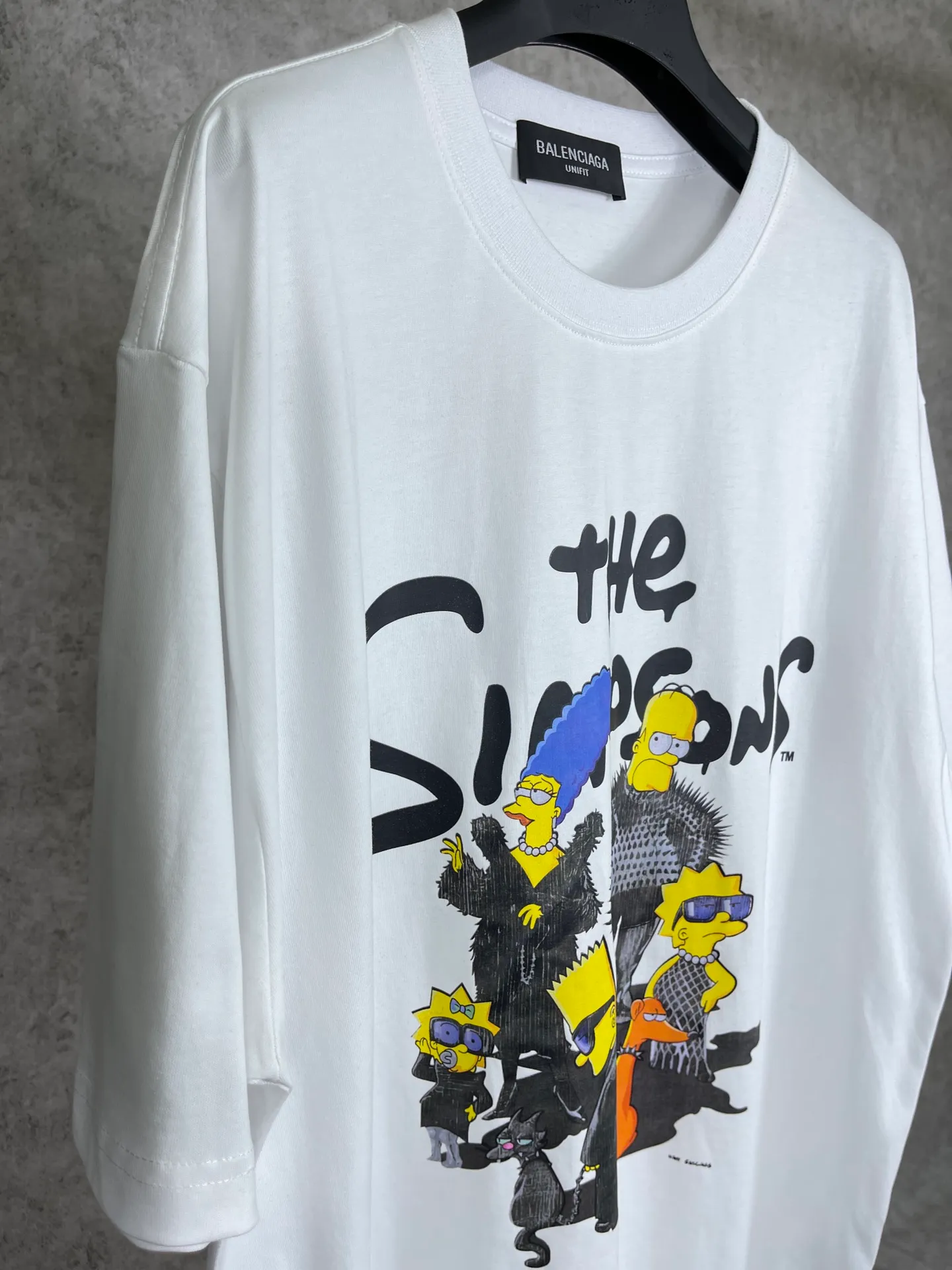 🅿️170 Actual Photos [Top version. Official website quality] BALENCI*GA/Paris. Co-branded model BALENCI*GA.x THE SIMPSONS Simpson co-branded short-sleeved T-shirt. The fabric is made of Paris ZP custom-woven and dyed cotton double yarn. The net weight is 260 grams. The cloth surface is clean. The cloth pattern is clear, soft and comfortable. The threads are dyed with no color difference. The classic pattern is made with Kornit digital direct printing machine, the effect is three-dimensional, the color is aligned with ZP, no burrs, the LOGO is embroidered on the back hem, and the brick cabinet is restored. It is produced in Jubie market based on the pictures. You are welcome to compare the version and use the OS loose shoulder version. Same style for men and women Code: BL223053 Color: Black. White. Blue Size: XS to L