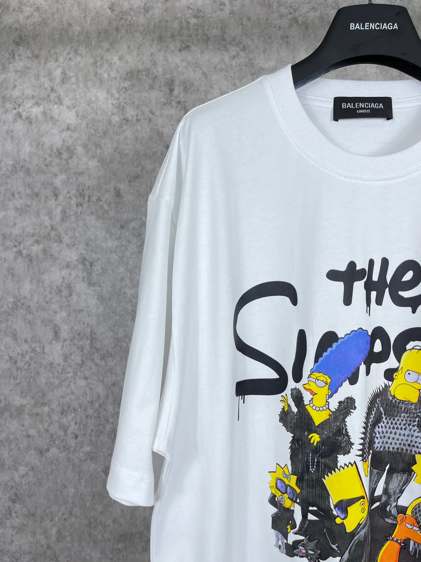 🅿️170 Actual Photos [Top version. Official website quality] BALENCI*GA/Paris. Co-branded model BALENCI*GA.x THE SIMPSONS Simpson co-branded short-sleeved T-shirt. The fabric is made of Paris ZP custom-woven and dyed cotton double yarn. The net weight is 260 grams. The cloth surface is clean. The cloth pattern is clear, soft and comfortable. The threads are dyed with no color difference. The classic pattern is made with Kornit digital direct printing machine, the effect is three-dimensional, the color is aligned with ZP, no burrs, the LOGO is embroidered on the back hem, and the brick cabinet is restored. It is produced in Jubie market based on the pictures. You are welcome to compare the version and use the OS loose shoulder version. Same style for men and women Code: BL223053 Color: Black. White. Blue Size: XS to L