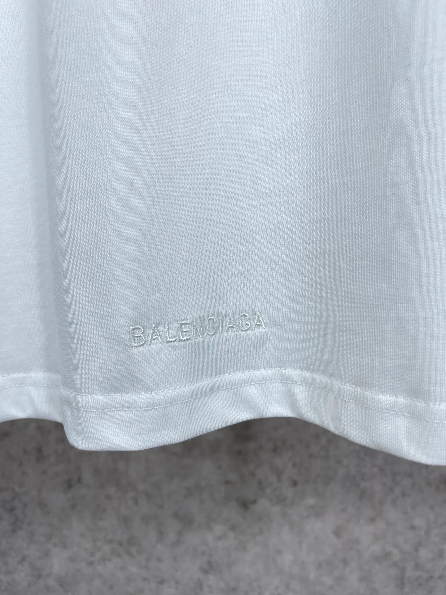 🅿️170 Actual Photos [Top version. Official website quality] BALENCI*GA/Paris. Co-branded model BALENCI*GA.x THE SIMPSONS Simpson co-branded short-sleeved T-shirt. The fabric is made of Paris ZP custom-woven and dyed cotton double yarn. The net weight is 260 grams. The cloth surface is clean. The cloth pattern is clear, soft and comfortable. The threads are dyed with no color difference. The classic pattern is made with Kornit digital direct printing machine, the effect is three-dimensional, the color is aligned with ZP, no burrs, the LOGO is embroidered on the back hem, and the brick cabinet is restored. It is produced in Jubie market based on the pictures. You are welcome to compare the version and use the OS loose shoulder version. Same style for men and women Code: BL223053 Color: Black. White. Blue Size: XS to L