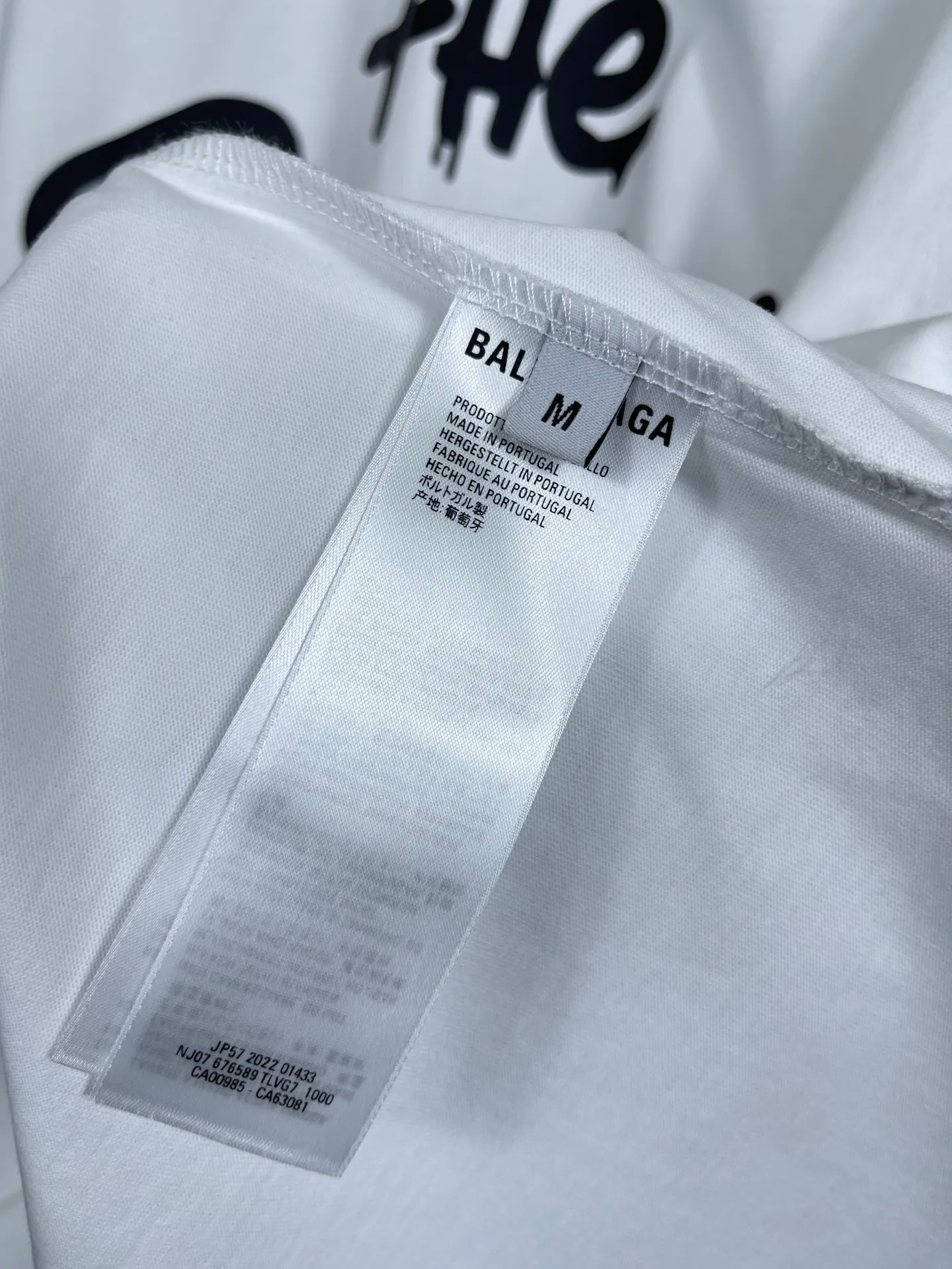🅿️170 Actual Photos [Top version. Official website quality] BALENCI*GA/Paris. Co-branded model BALENCI*GA.x THE SIMPSONS Simpson co-branded short-sleeved T-shirt. The fabric is made of Paris ZP custom-woven and dyed cotton double yarn. The net weight is 260 grams. The cloth surface is clean. The cloth pattern is clear, soft and comfortable. The threads are dyed with no color difference. The classic pattern is made with Kornit digital direct printing machine, the effect is three-dimensional, the color is aligned with ZP, no burrs, the LOGO is embroidered on the back hem, and the brick cabinet is restored. It is produced in Jubie market based on the pictures. You are welcome to compare the version and use the OS loose shoulder version. Same style for men and women Code: BL223053 Color: Black. White. Blue Size: XS to L