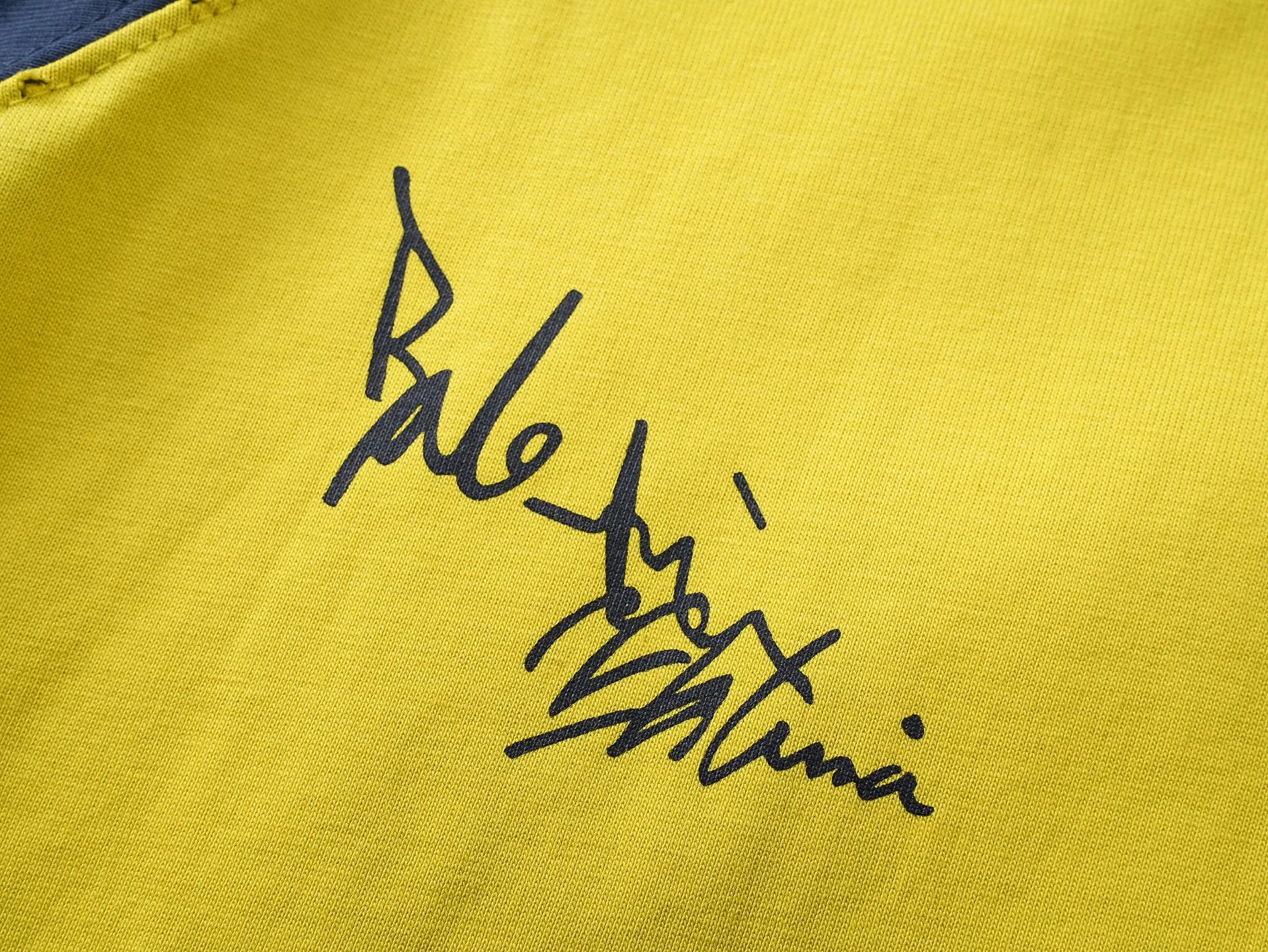 🅿️230 real photos [Top version. Official website quality] BALENCI*GA/Paris #2025 new style raglan sleeves, color matching, signature printing, embroidery LOGO, washed, distressed, hand-painted graffiti, new short-sleeved T-shirt. #2025 Brick Cabinet Synchronization Extra heavy craftsmanship. Welcome to compare. The fabric is made of Paris ZP custom-woven and dyed cotton double yarn, with a weight of 260 grams. The cloth surface is clean. The cloth pattern is clear, soft and comfortable. The threads are dyed with no color difference. The signature is printed with environmentally friendly glue, and the classic letter LOGO is embroidered with an imported Tajima embroidery machine. The letters are clear and the effect is three-dimensional. Restore brick cabinet, adopt OS loose shoulder style. Same style for men and women. Code: BL253728 Color: black, white, yellow Size: XS S M L