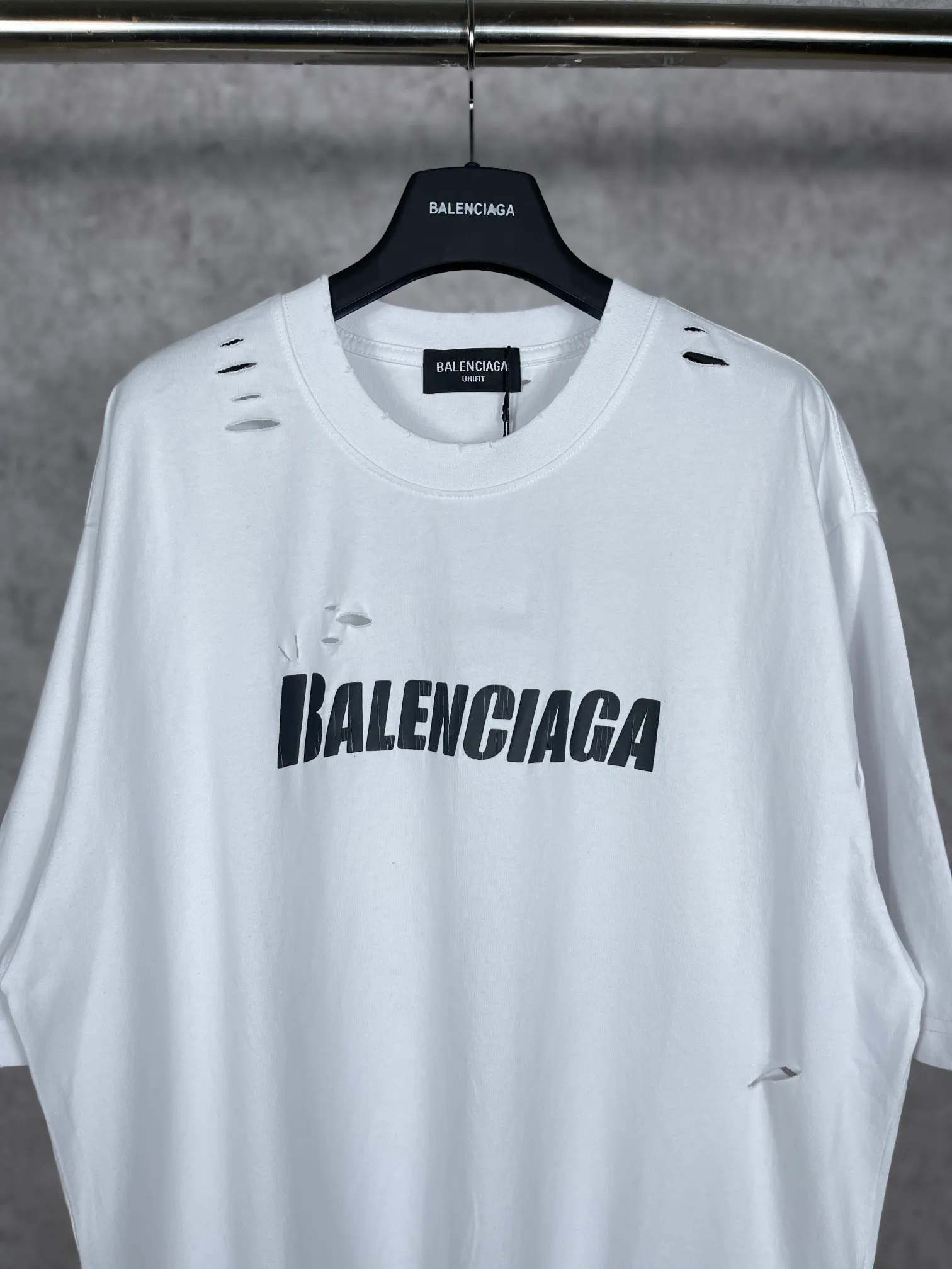 🅿️166 Actual pictures [Top version. Official website quality] BALENCI*GA/Paris. Classic letter LOGO printed ready-to-wear, washed, distressed, hole-cut, short-sleeved T-shirt. Brick cabinet synchronization. The fabric is made of Paris ZP custom-woven and dyed 100% cotton double yarn compact cotton. The weight is 260 grams, the cloth surface is clean. The cloth pattern is clear, soft and comfortable. The threads are dyed with no color difference. The classic pattern is printed with environmentally friendly imported materials, straight cracks and cracked glue. Precision printing screen, the letters are clear and the effect is three-dimensional. Restored brick cabinet. Ready-made garments are washed and worn, many people grind and cut them by hand. They are produced with heavy craftsmanship. Different market currency. Welcome to compare. The version adopts OS loose shoulder version. Same style for men and women. Coding: BL223033 Color: black, white, dark coffee, purple, lake blue, red, army green Size: XS to L
