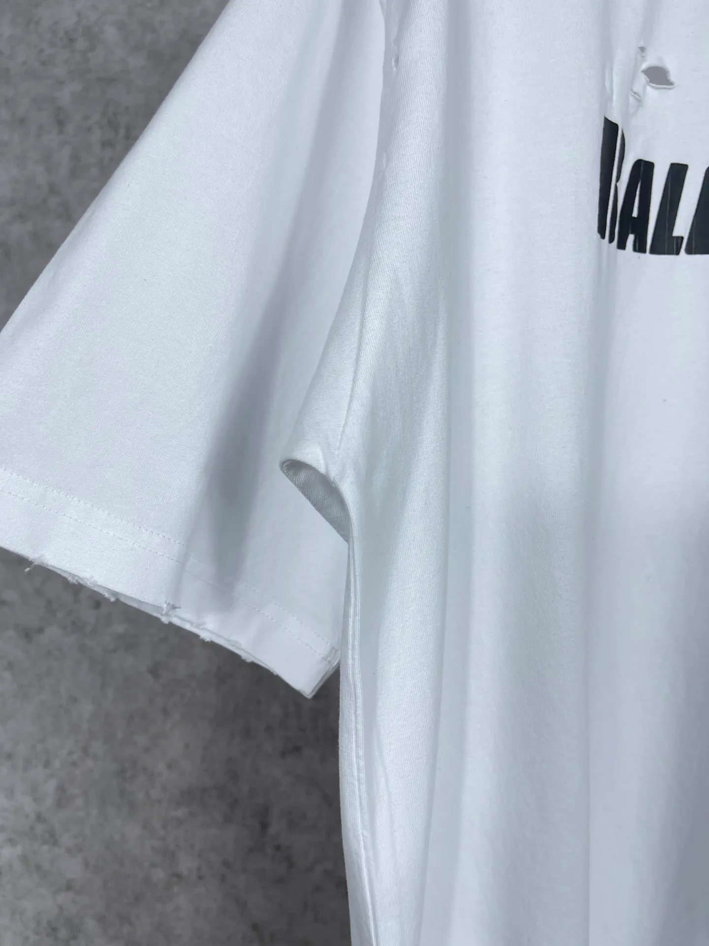 🅿️166 Actual pictures [Top version. Official website quality] BALENCI*GA/Paris. Classic letter LOGO printed ready-to-wear, washed, distressed, hole-cut, short-sleeved T-shirt. Brick cabinet synchronization. The fabric is made of Paris ZP custom-woven and dyed 100% cotton double yarn compact cotton. The weight is 260 grams, the cloth surface is clean. The cloth pattern is clear, soft and comfortable. The threads are dyed with no color difference. The classic pattern is printed with environmentally friendly imported materials, straight cracks and cracked glue. Precision printing screen, the letters are clear and the effect is three-dimensional. Restored brick cabinet. Ready-made garments are washed and worn, many people grind and cut them by hand. They are produced with heavy craftsmanship. Different market currency. Welcome to compare. The version adopts OS loose shoulder version. Same style for men and women. Coding: BL223033 Color: black, white, dark coffee, purple, lake blue, red, army green Size: XS to L